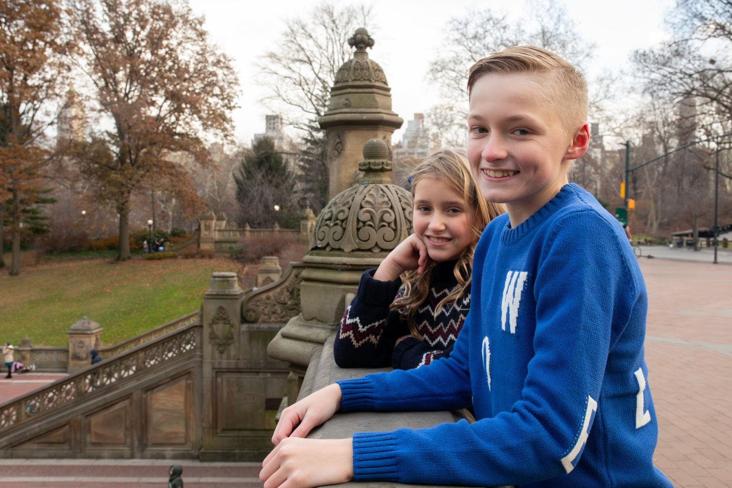 Family photo session in Central Park, NYC — candid and natural portraits surrounded by greenery.
