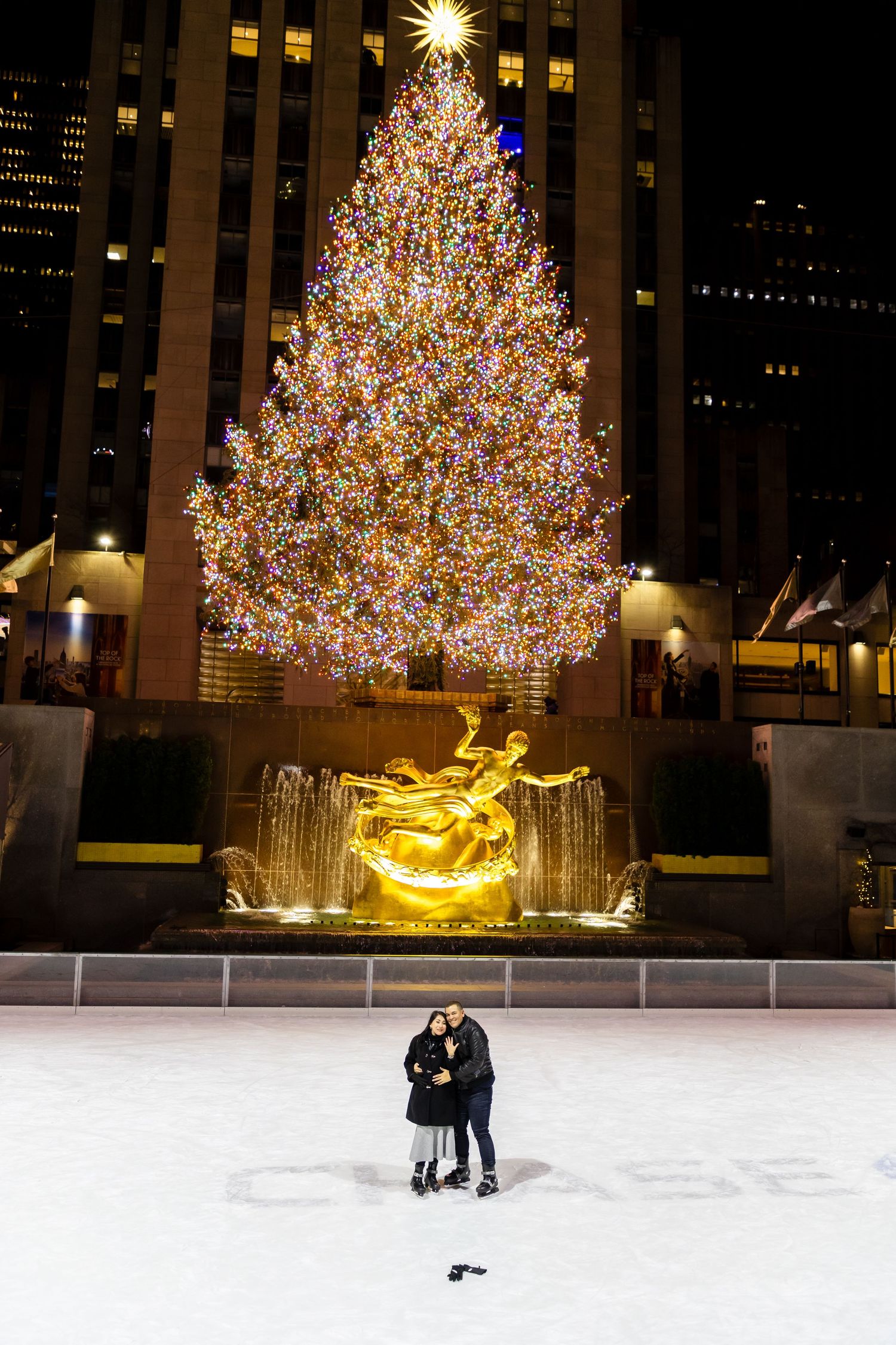 Iconic proposal photography in front of the Rockefeller Center Christmas Tree – Capturing holiday engagements and seasonal romance in NYC.