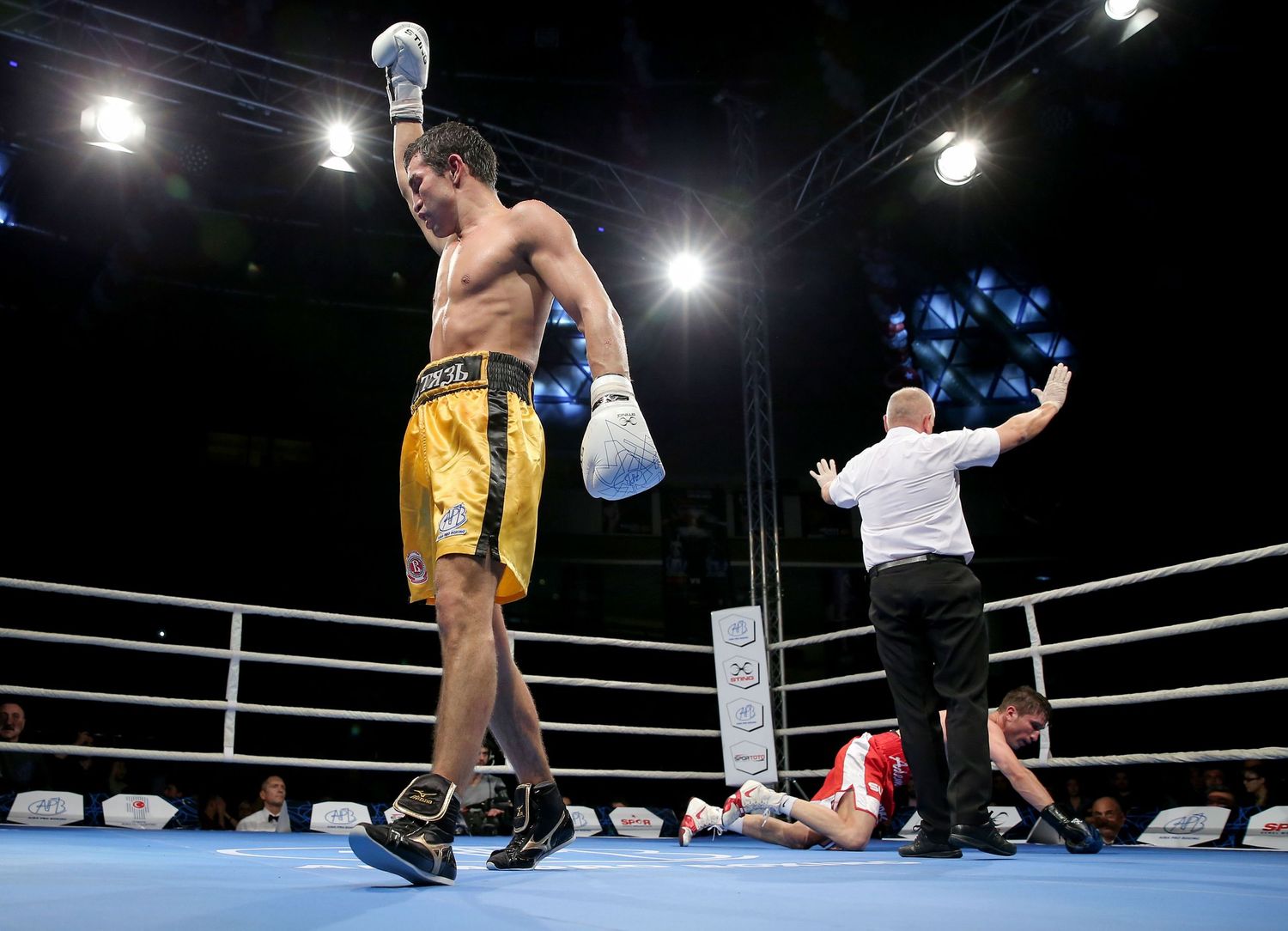 Live boxing match in Manhattan – adrenaline-filled moment caught on camera