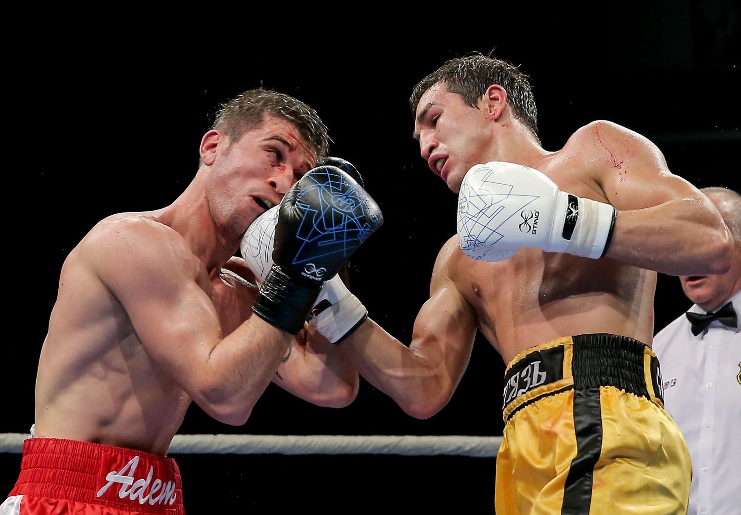 Live boxing match in Manhattan – adrenaline-filled moment caught on camera