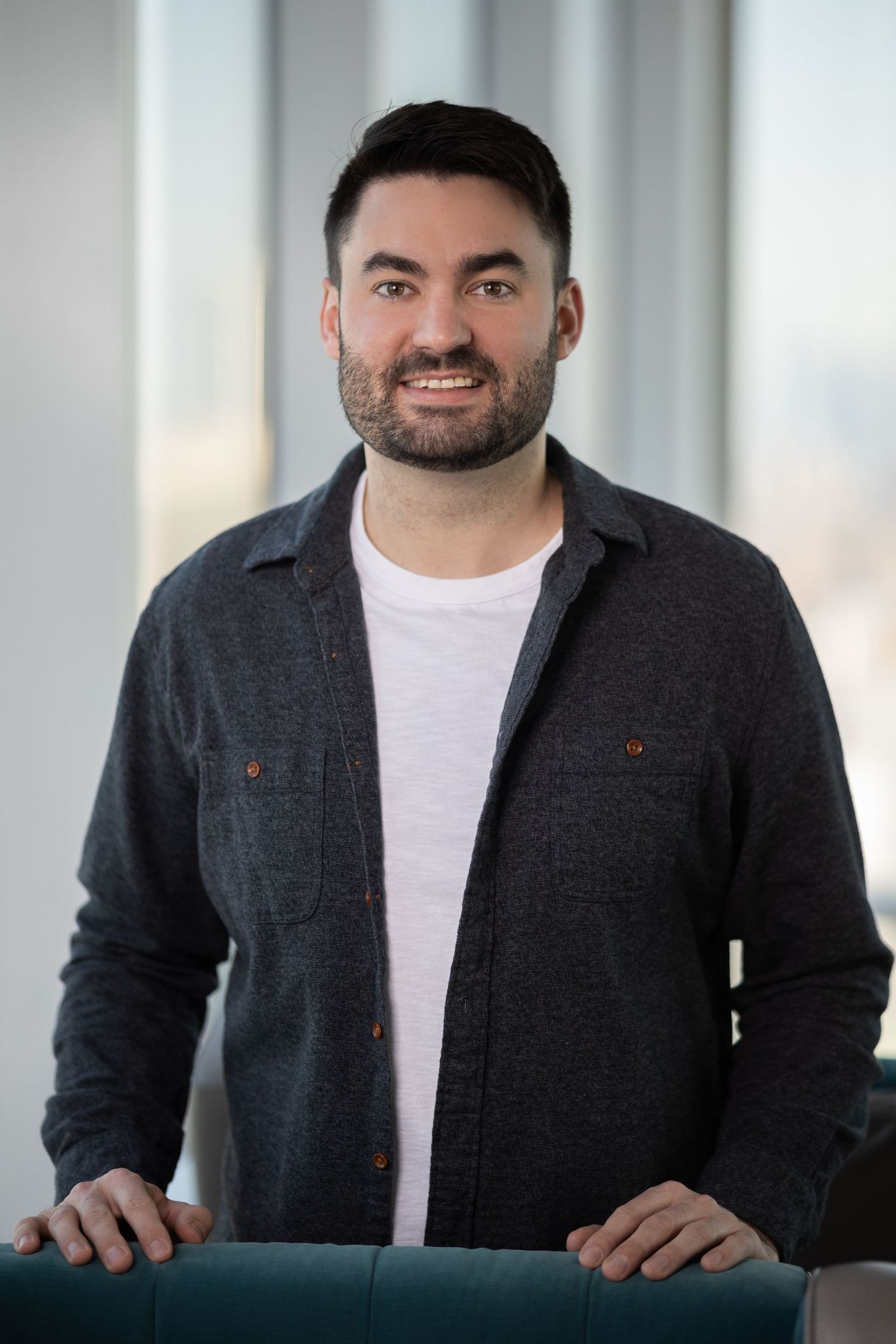 Business professional posing for a clean, natural headshot session – NYC & Jersey City.