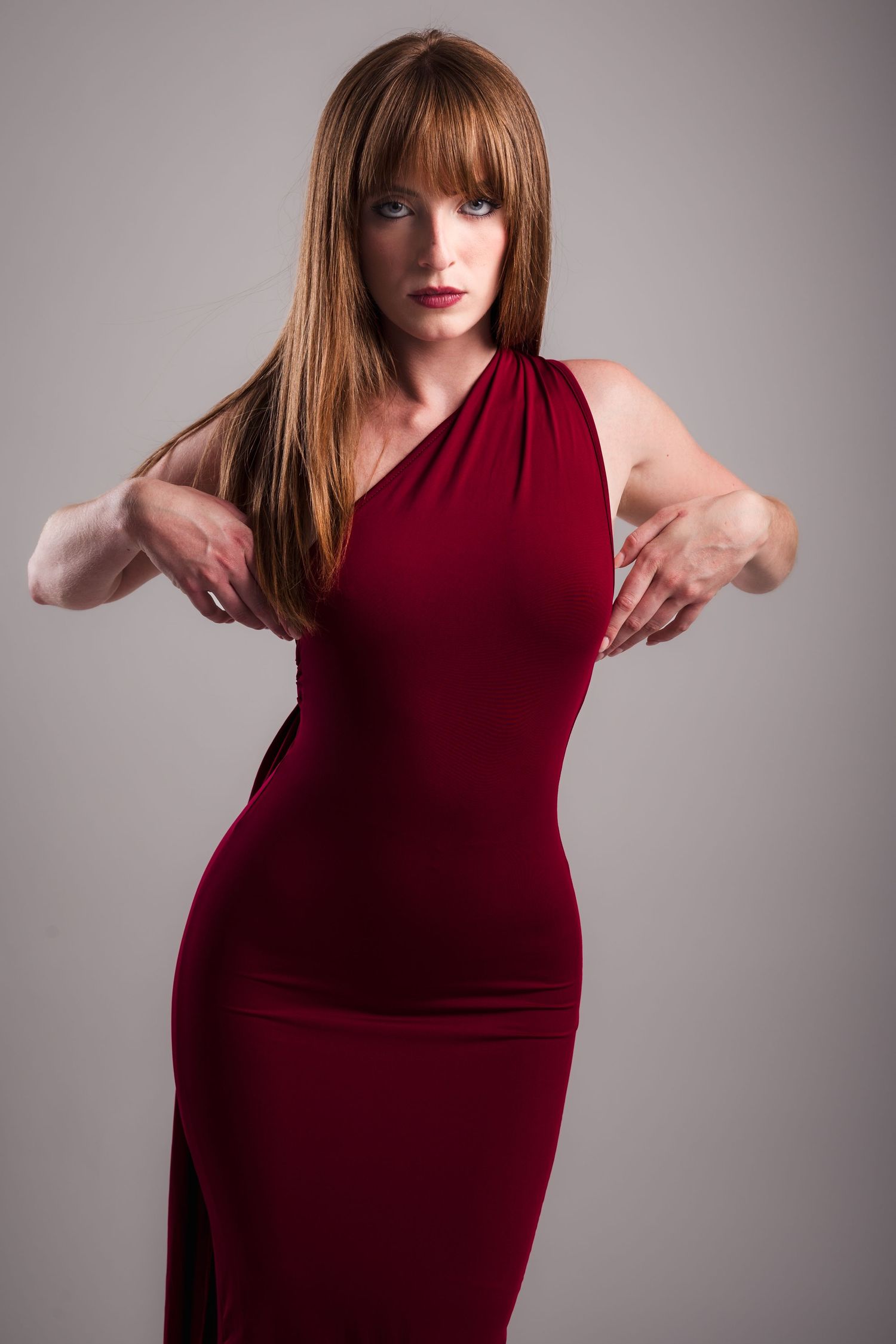 Portrait fait à Bordeaux d'une femme en rouge rouge