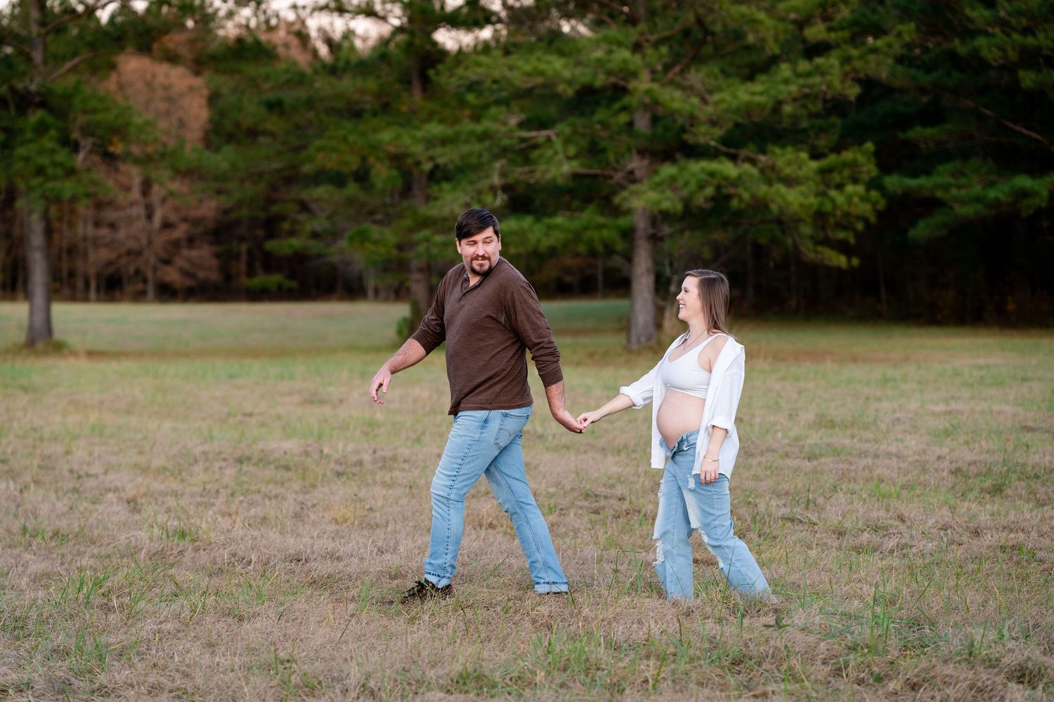 A casual outdoor maternity photography session in jeans.