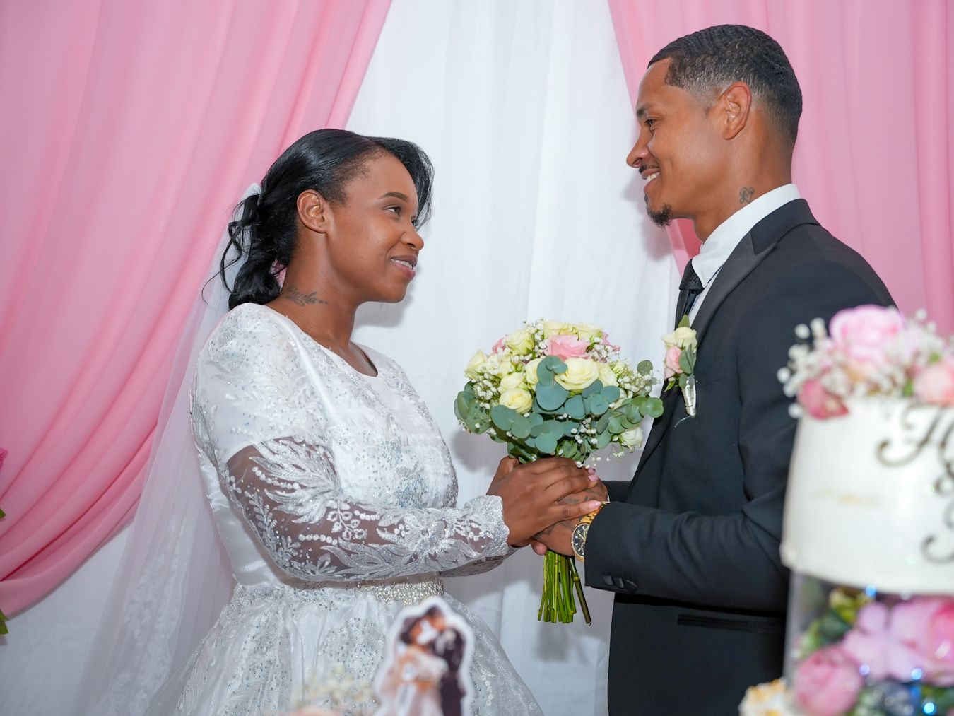 Fotografía de los novios durante ceremonia de boda