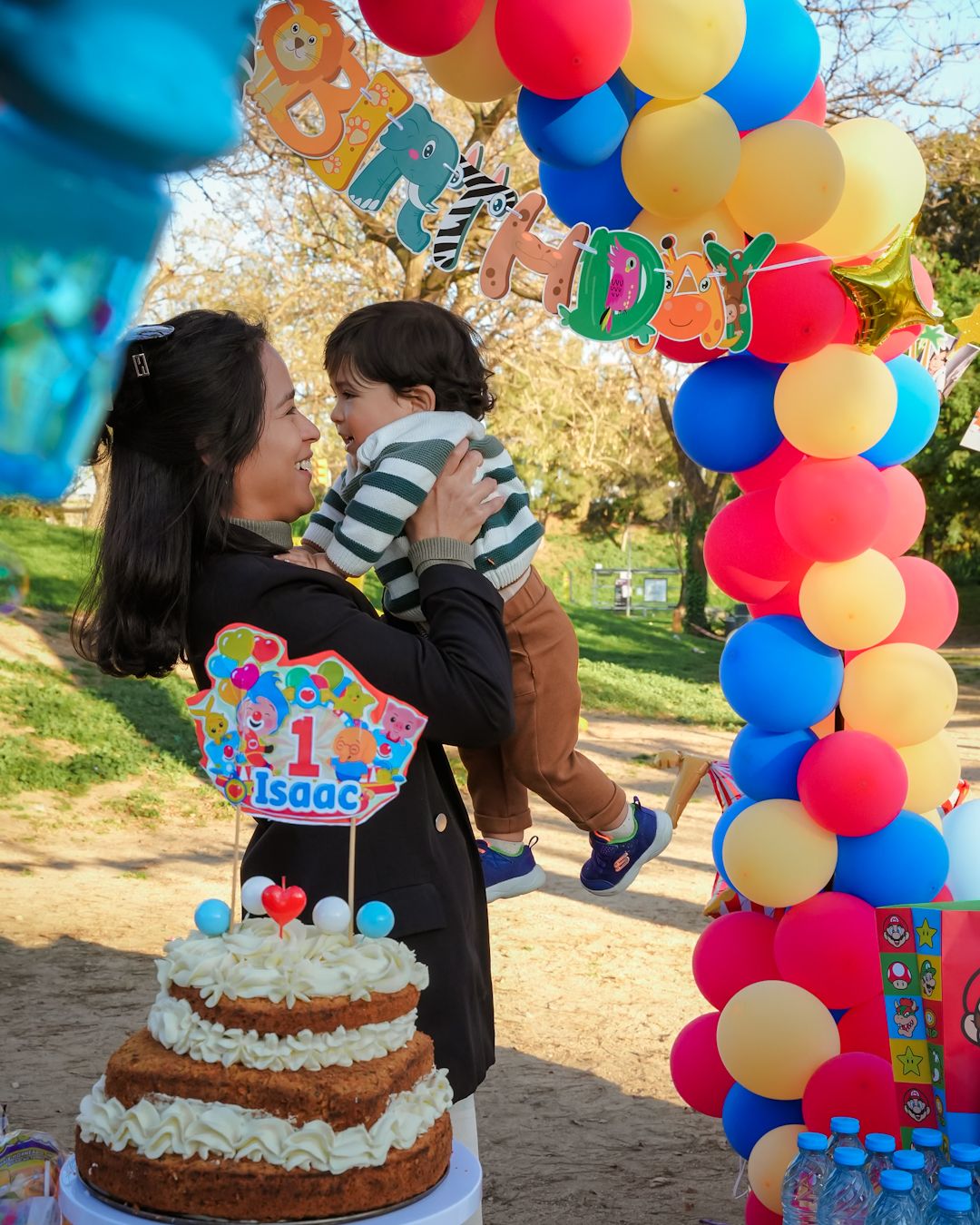 Fotografía familiar de padre con bebé durante celebración de cumpleaños