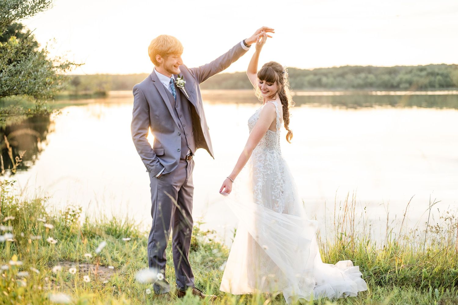 Rolla, MO wedding photographer. Timeless authentic elegant film inspired true color light airy classic photography.