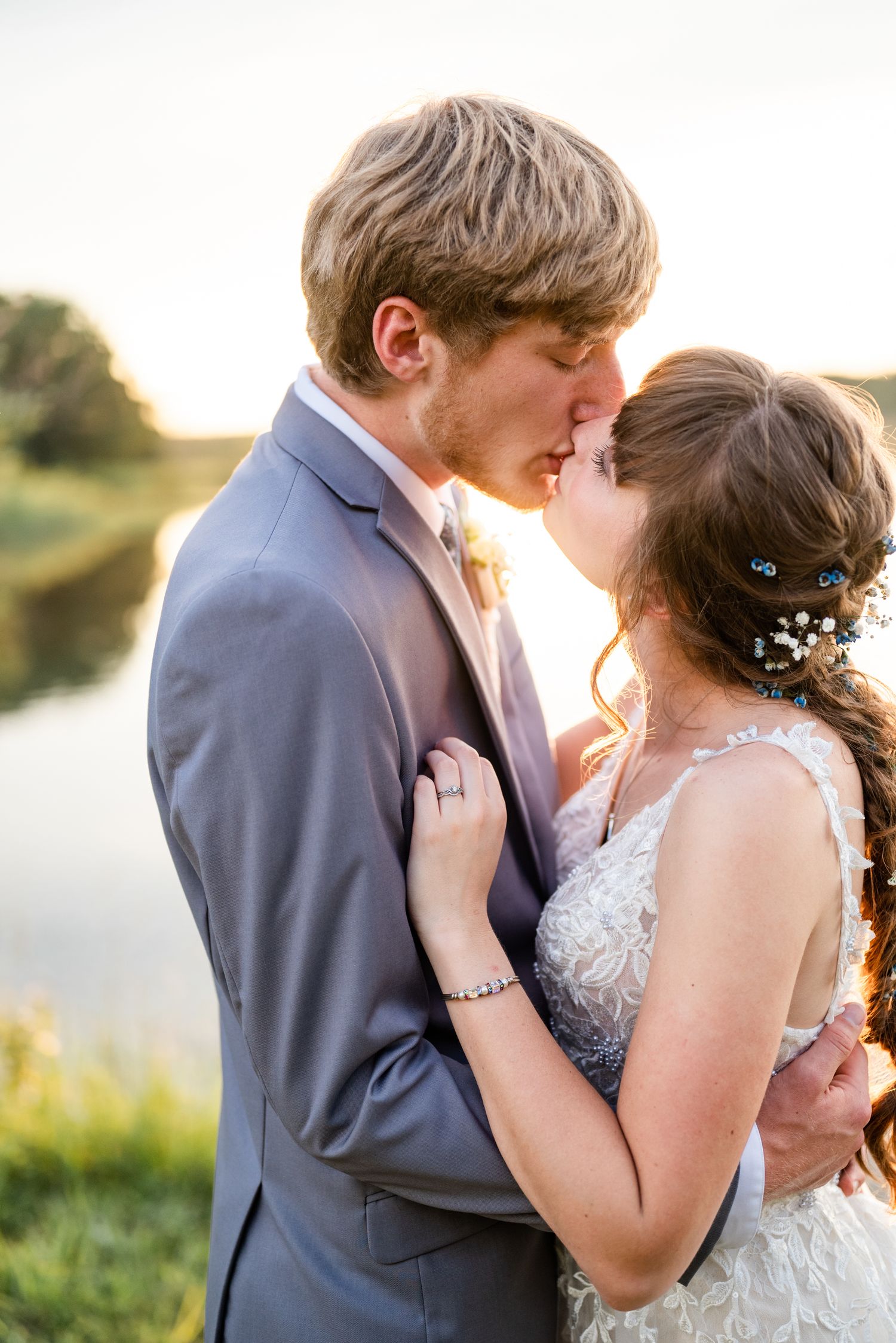 Rolla, MO wedding photographer. Timeless authentic elegant film inspired true color light airy classic photography.