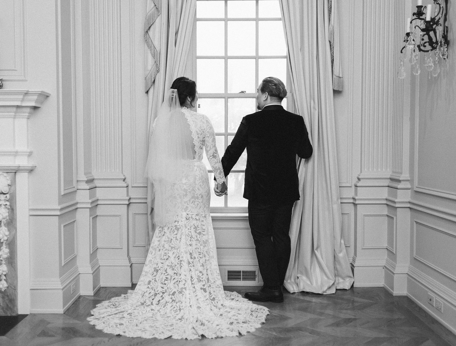 Couples portraits in black and white in the main estate