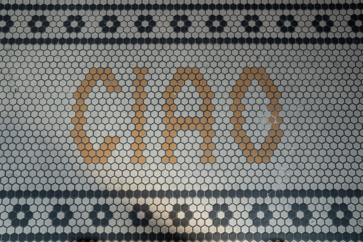 Knitted pattern with 'CIAO' text in orange letters against a gray background with decorative Nordic borders.