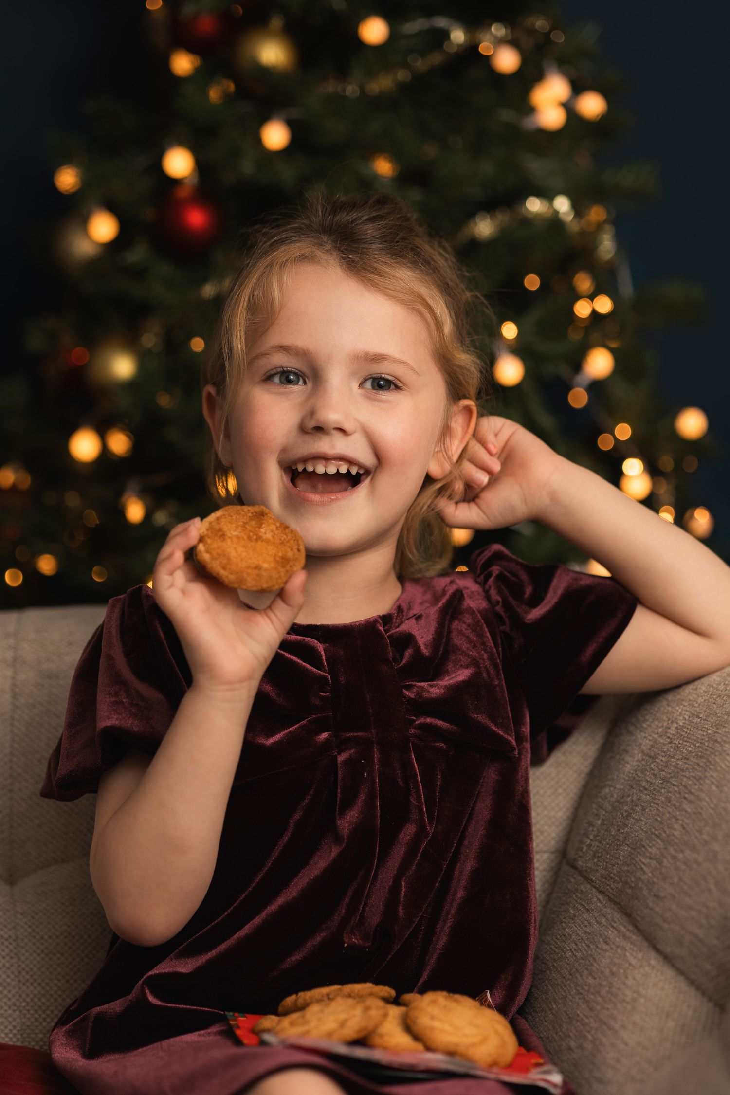 Vrolijk kinderportret in de warme kerstsetting van Mini Mellow.