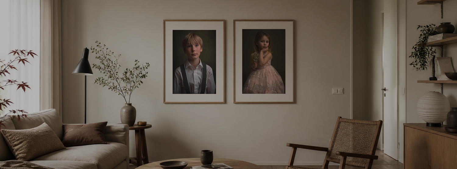 Ingelijste kinderportretten als wanddecoratie boven een modern dressoir in de woonkamer.
