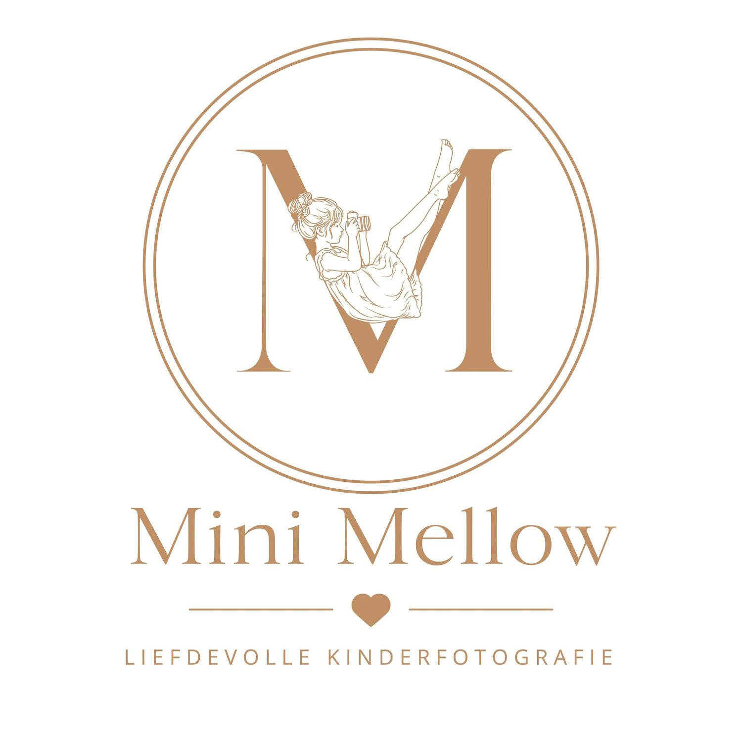Mini Mellow liefdevolle kinderfotografie logo featuring elegant gold letter M with a child silhouette inside a circle.