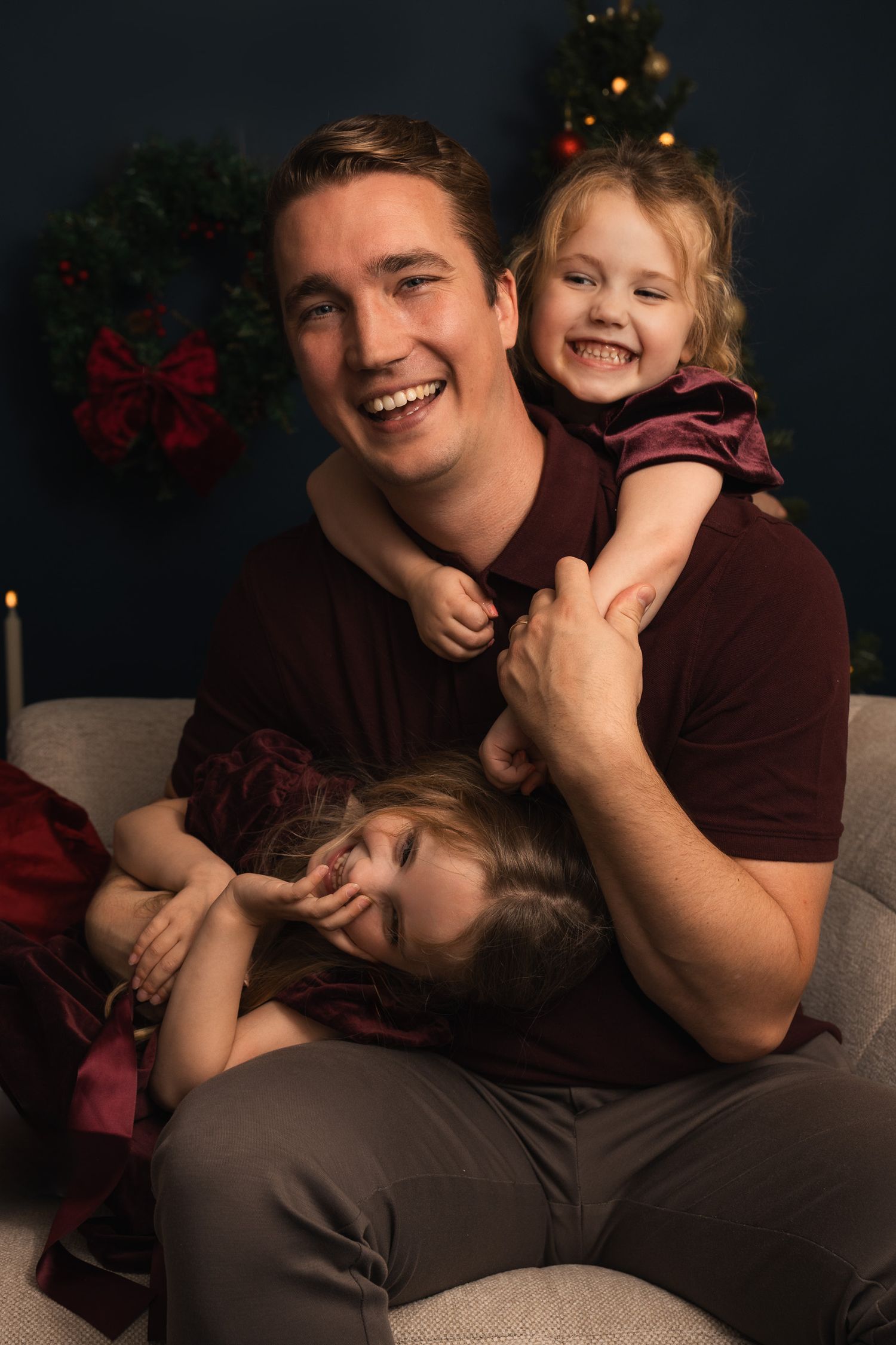 Gezin met twee kinderen samen in de Mini Mellow Kerstcollectie 2026.