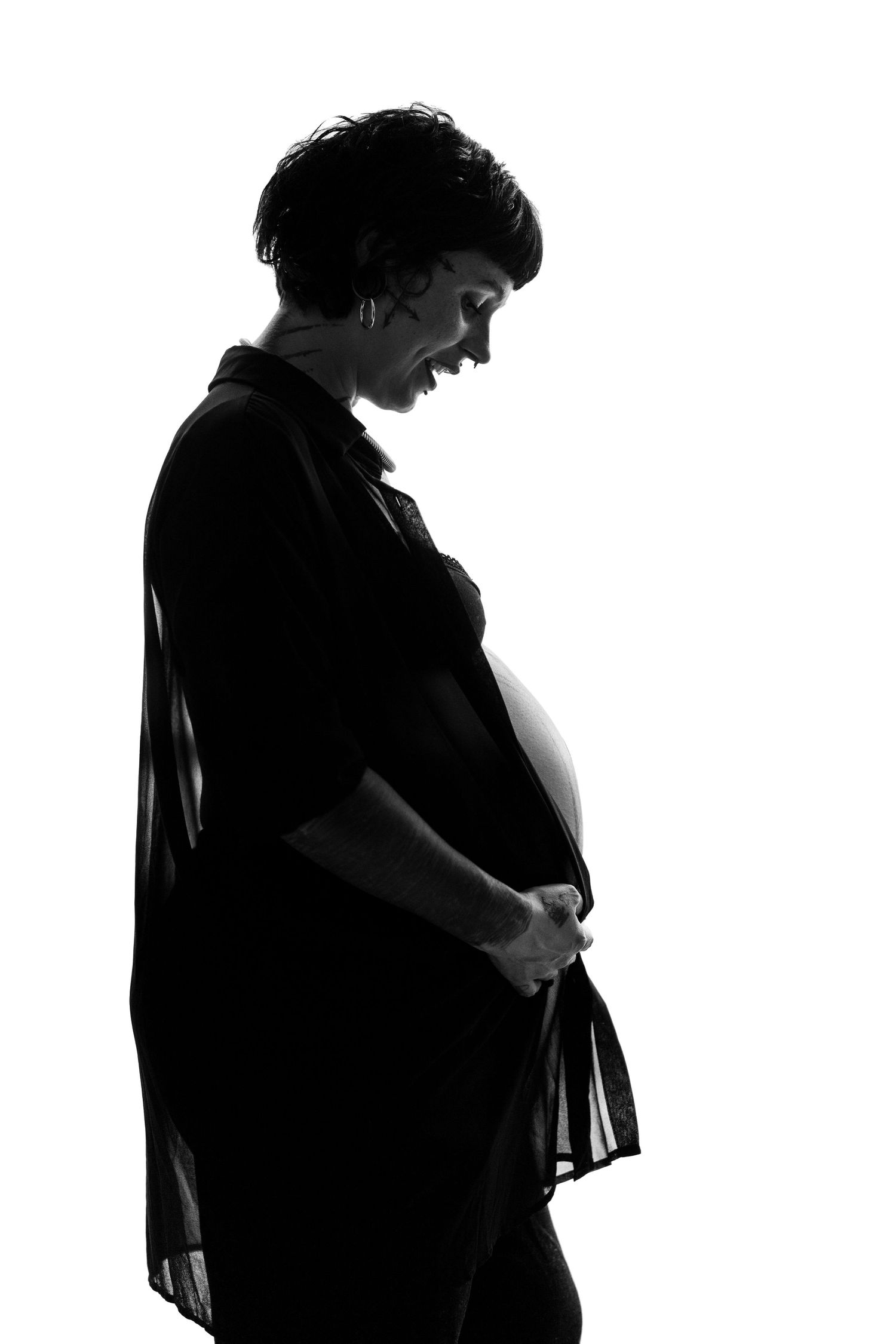 Portrait en noir et blanc d'une femme enceinte lors d'une séance photo en studio à Pont-à-Mousson.