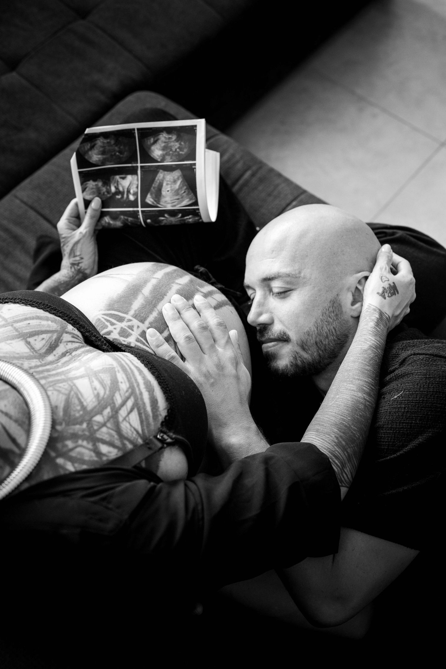 Couple lors d'une séance photo grossesse en studio à Pont-à-Mousson.