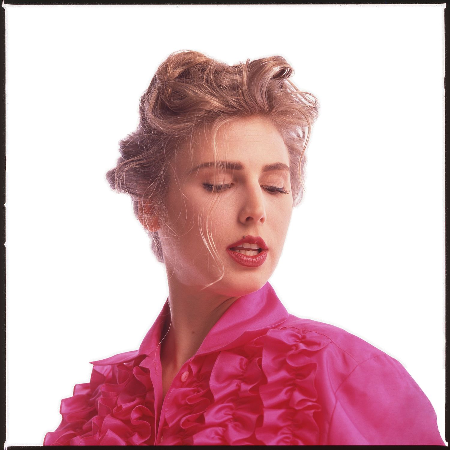 Sophie B Hawkins in a photo studio
