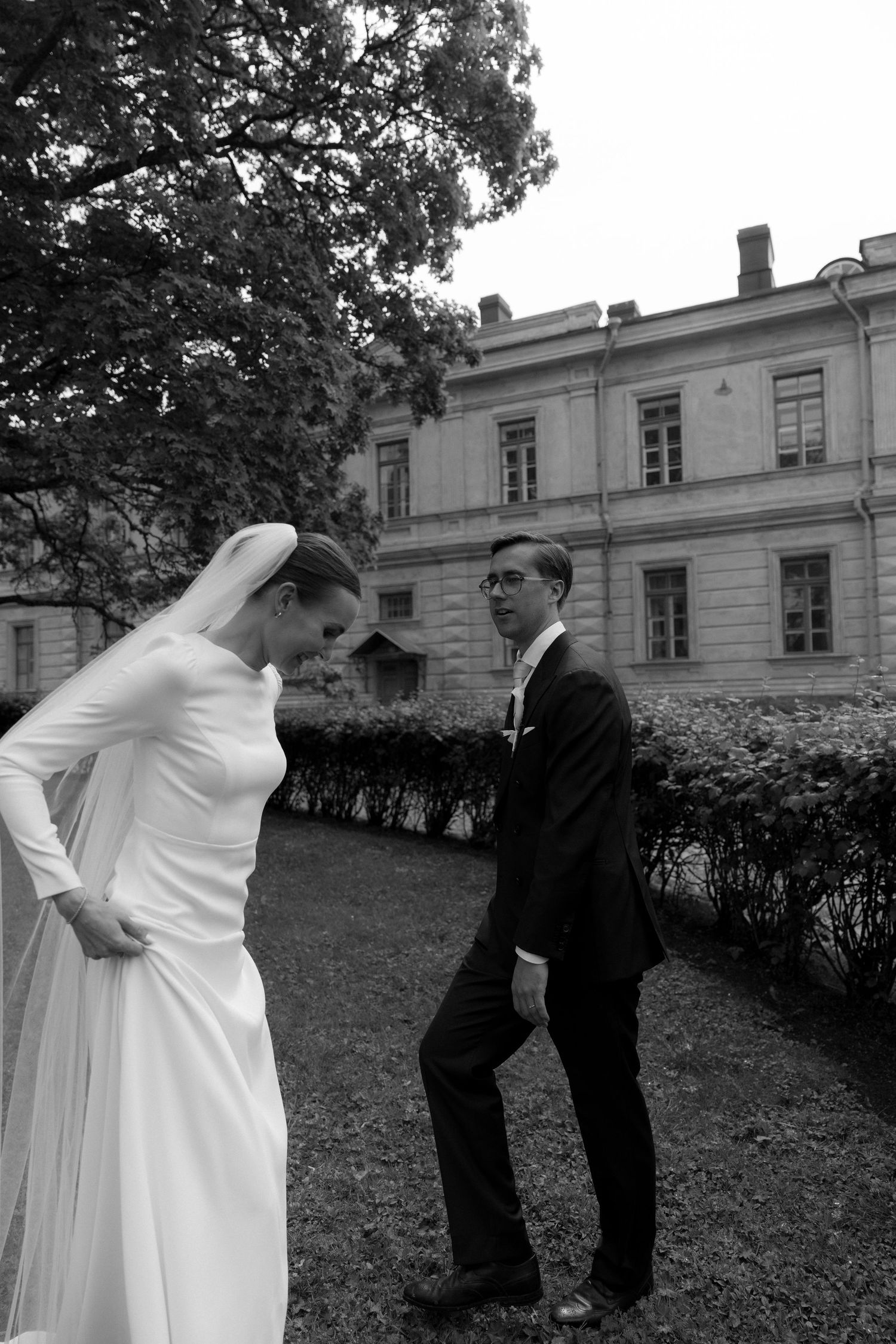 Destination Editorial and documentary wedding photographer in Helsinki with true emotions. Suomenlinna.