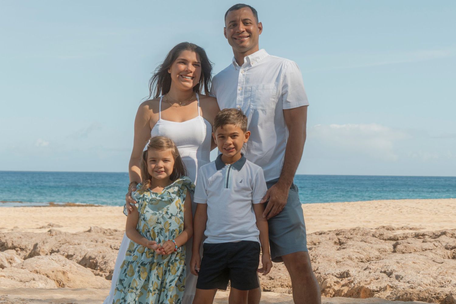This Oahu family session was filled with laughter, sandy toes, and golden hour light,everything you’d want from a beach photoshoot in Hawaii