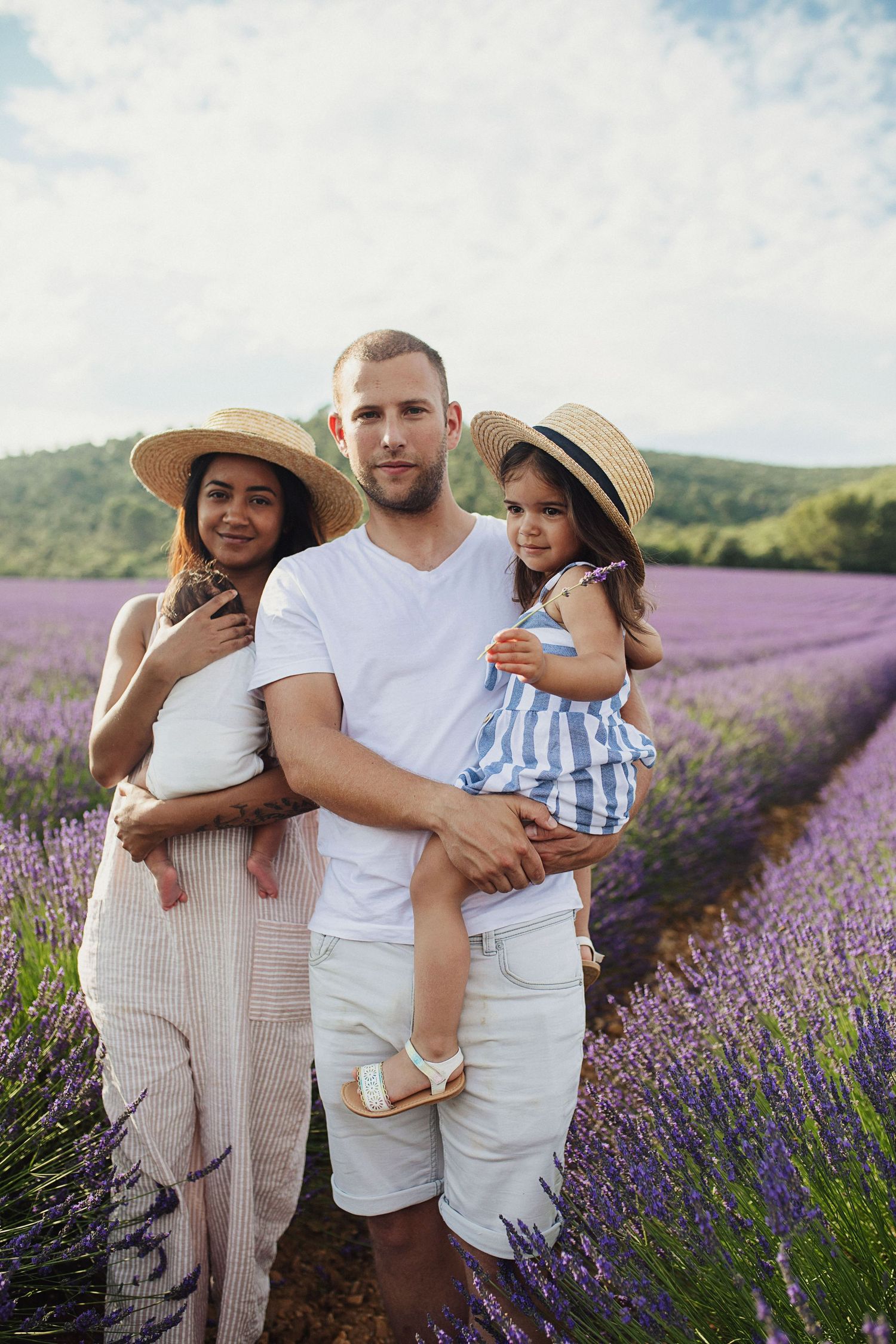 Séance photo famille dans les lavandes Manosque, Oraison, Forcalquier, Sisteron, Château Arnoux, Valensole