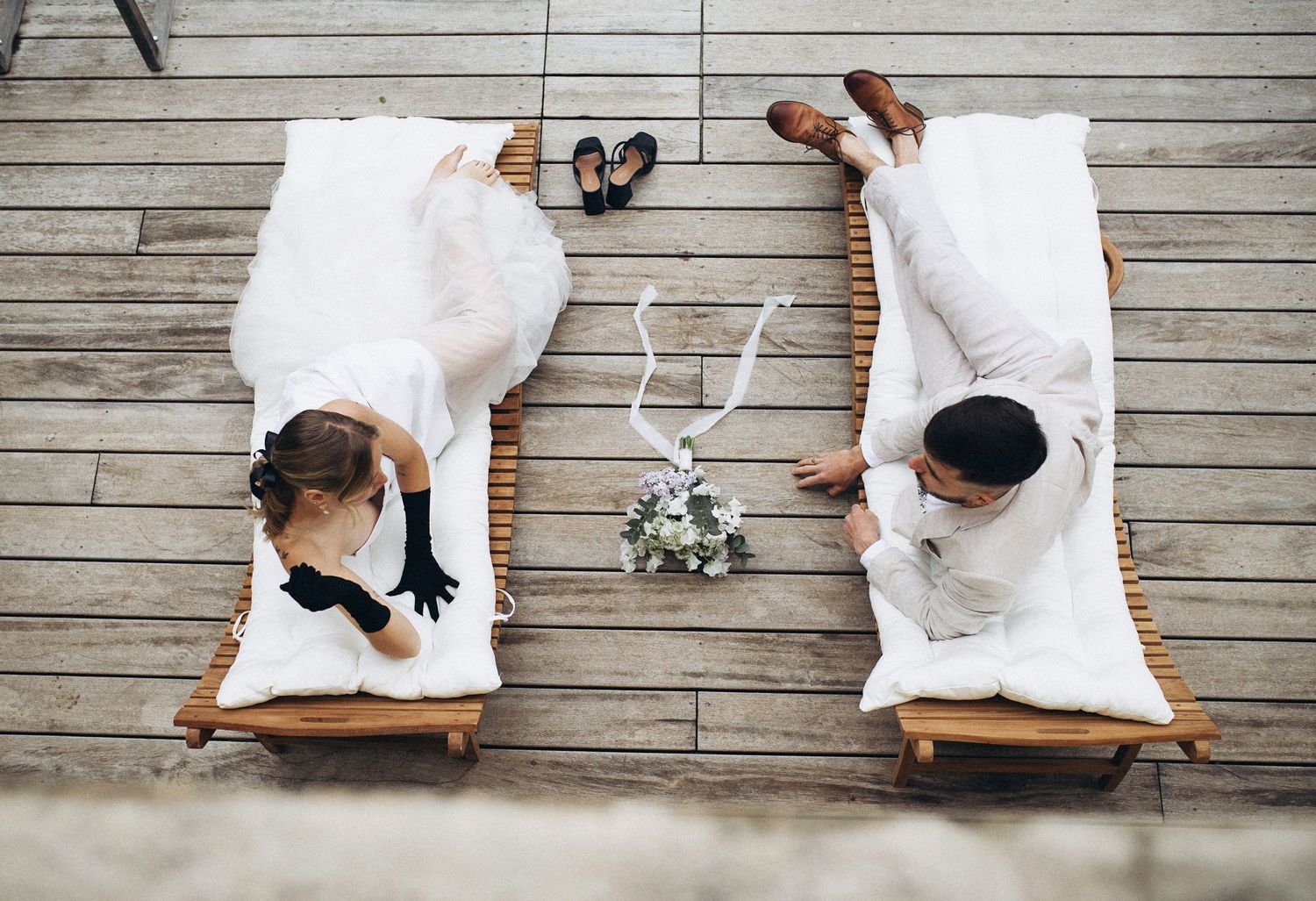 Photographie Mariage Vaucluse Oppède le Vieux dans le Vaucluse. Séance couple devant une piscine.