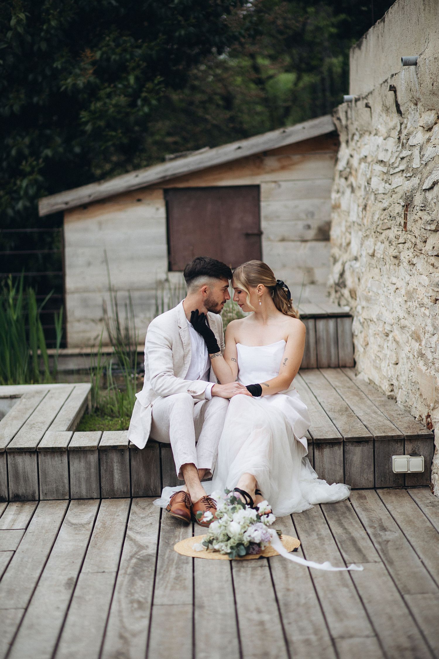 Photographie Mariage Vaucluse Oppède le Vieux dans le Vaucluse. Séance couple devant une piscine.