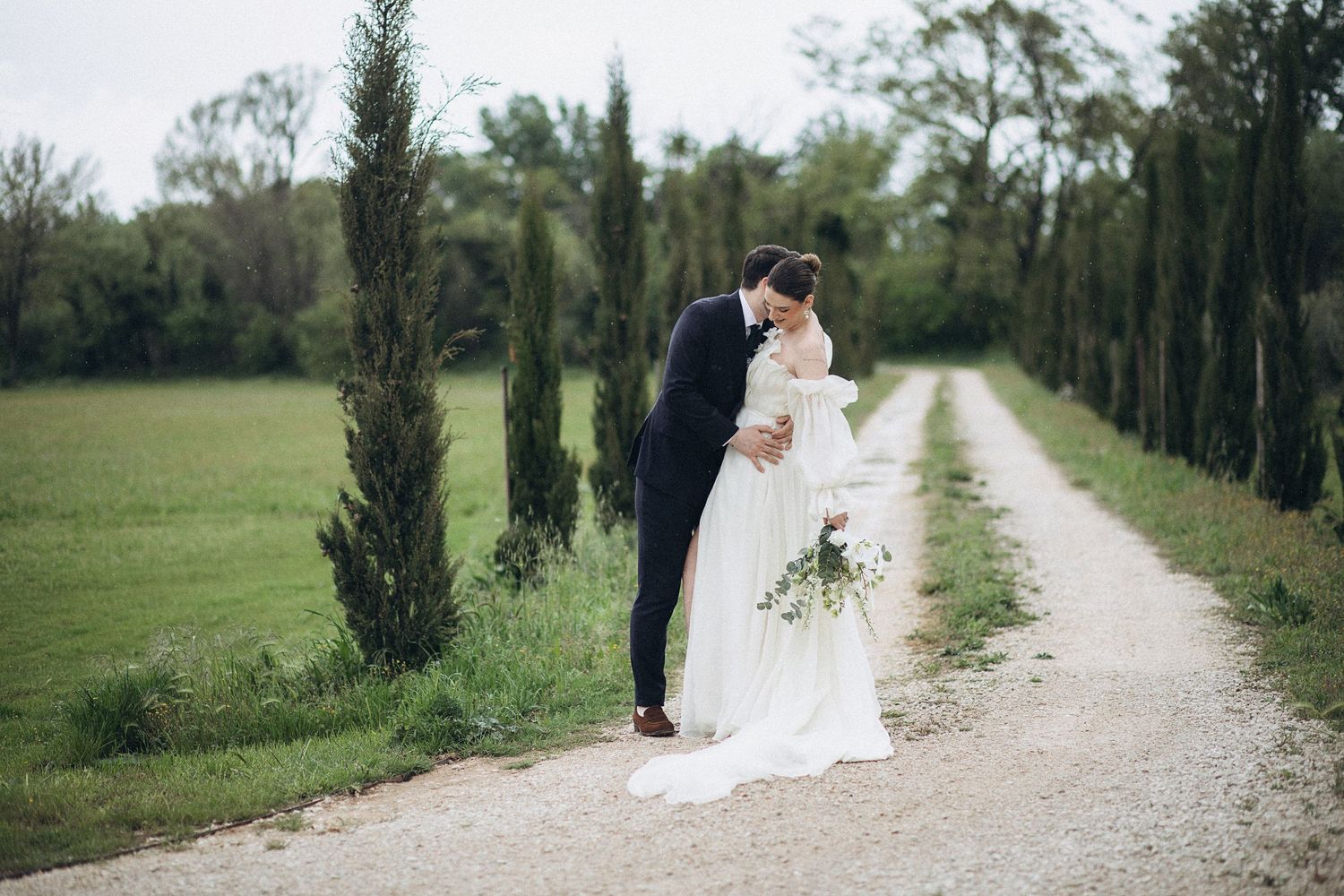 Photographie Mariage en Provence au Domaine Terres Elaïs Robion Séance photo couple allée de Cyprès  vaucluse Manosque, Forcalquier, Mane,