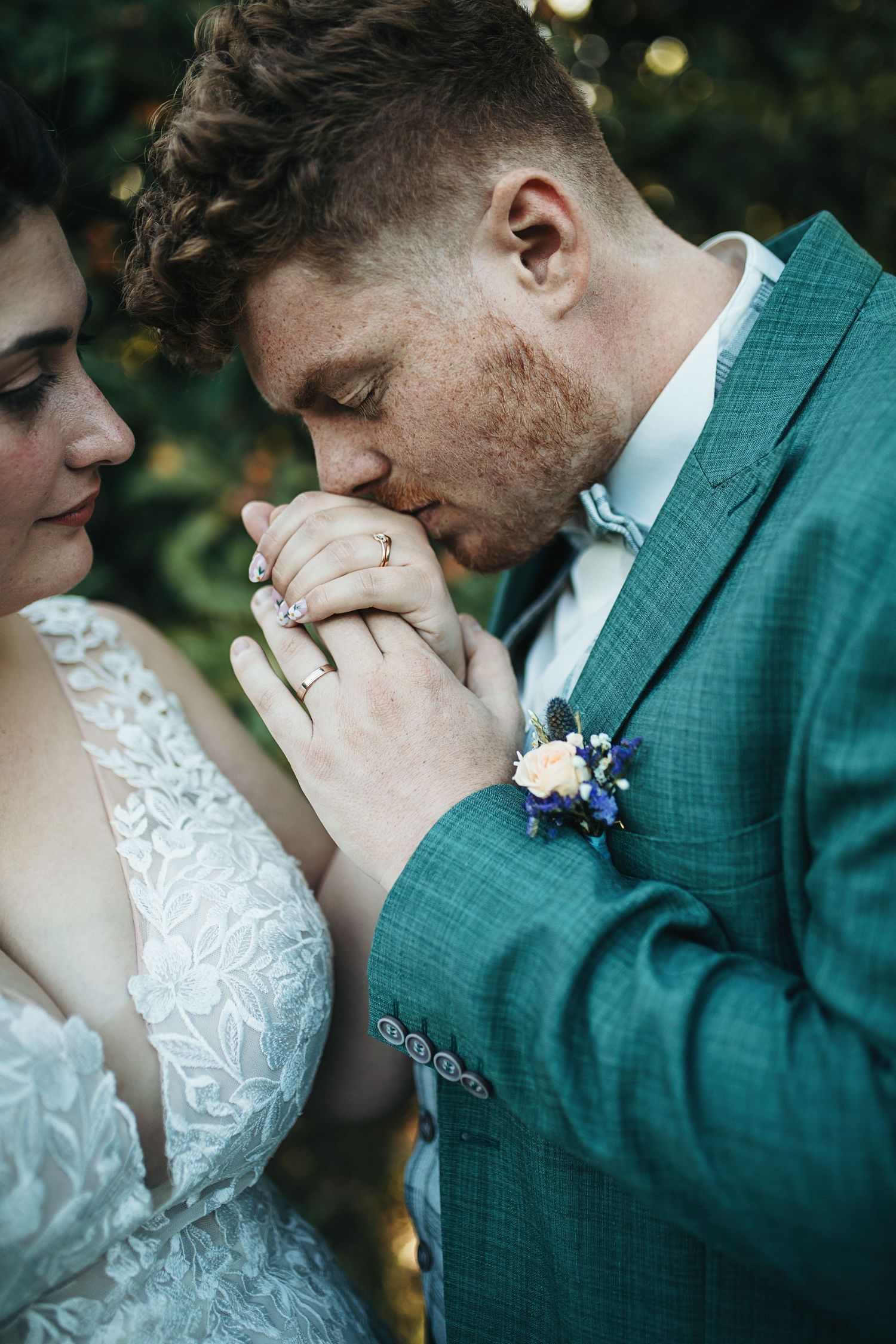 Photographie Mariage en Provence  Séance photo couple proche Aix en Provence Couple se tenant les mains