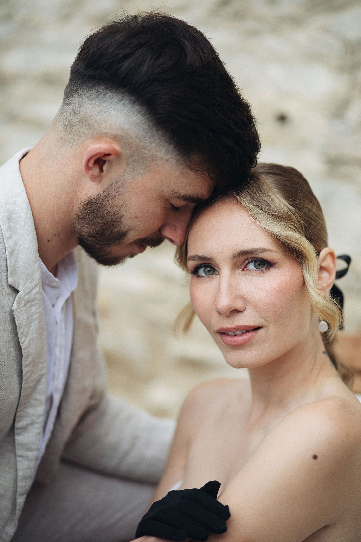 Photographie Mariage Vaucluse Oppède le Vieux dans le Vaucluse. Séance couple portrait.