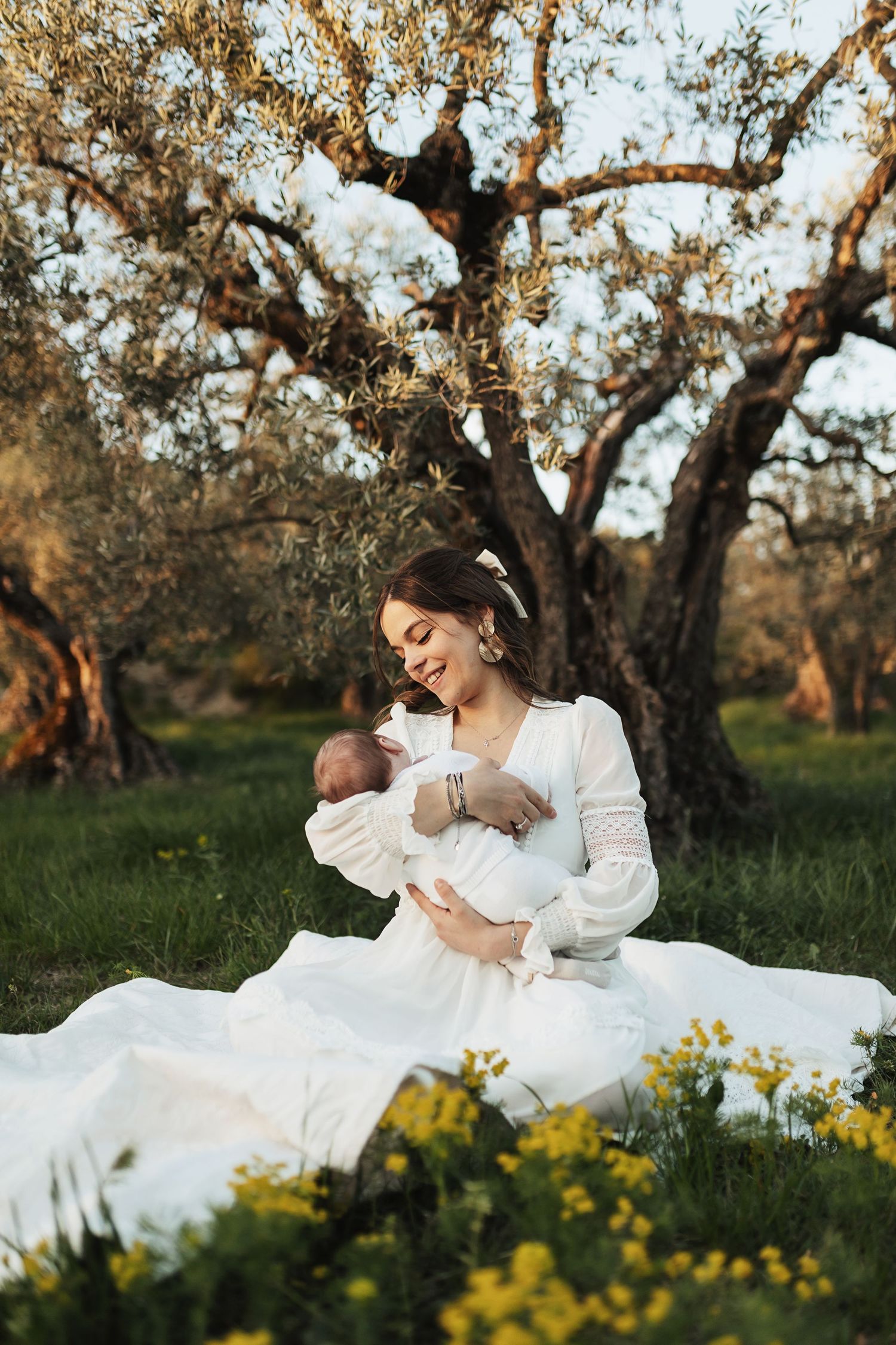 Séance photo maternité allaitement en Provence Manosque, Oraison, Forcalquier, Sisteron, Château Arnoux. Mère tenant son bébé contre elle.