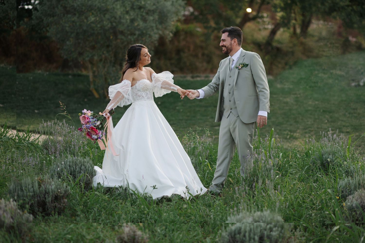 Photographie Mariage, couple se tenant la main. Domaine de Noé, Vinon sur Verdon
