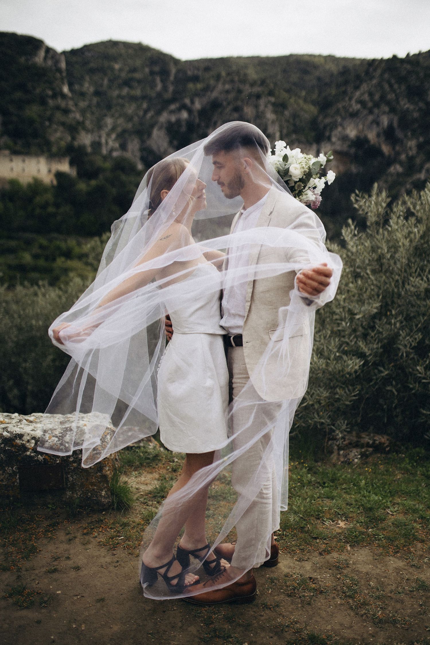 Photographie Mariage Vaucluse Oppède le Vieux dans le Vaucluse. Couple sous un voile de mariée.