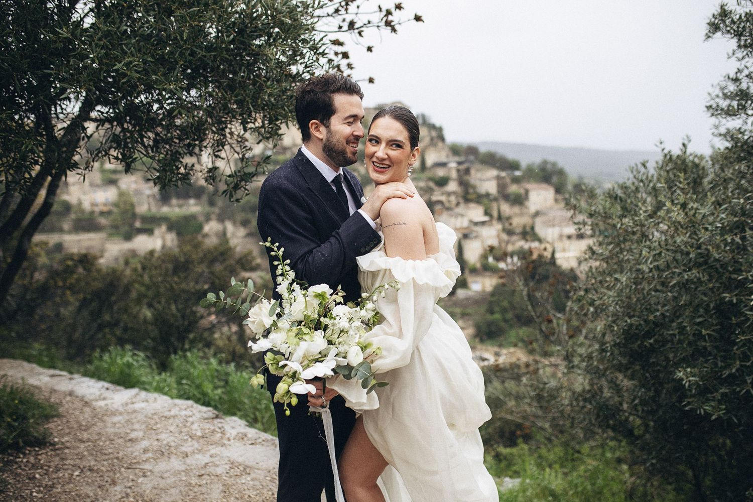 Photographie Mariage en Provence  Séance photo couple avec vue sur Gordes dans le Vaucluse