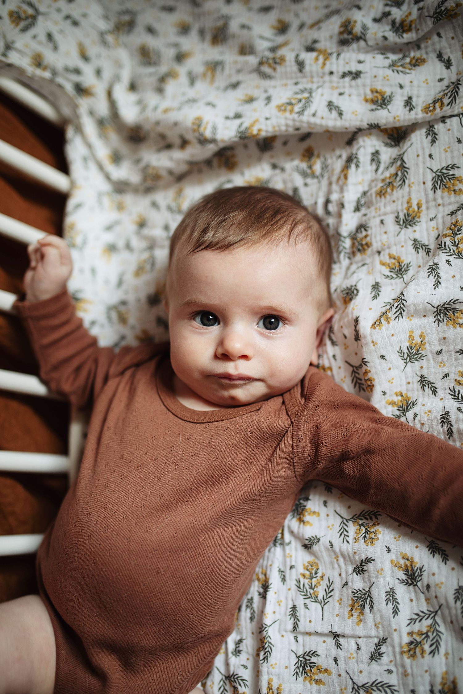 Séance photo naissance à la maison. Photographe famille Alpes de Haute provence. Bébé dans son lit