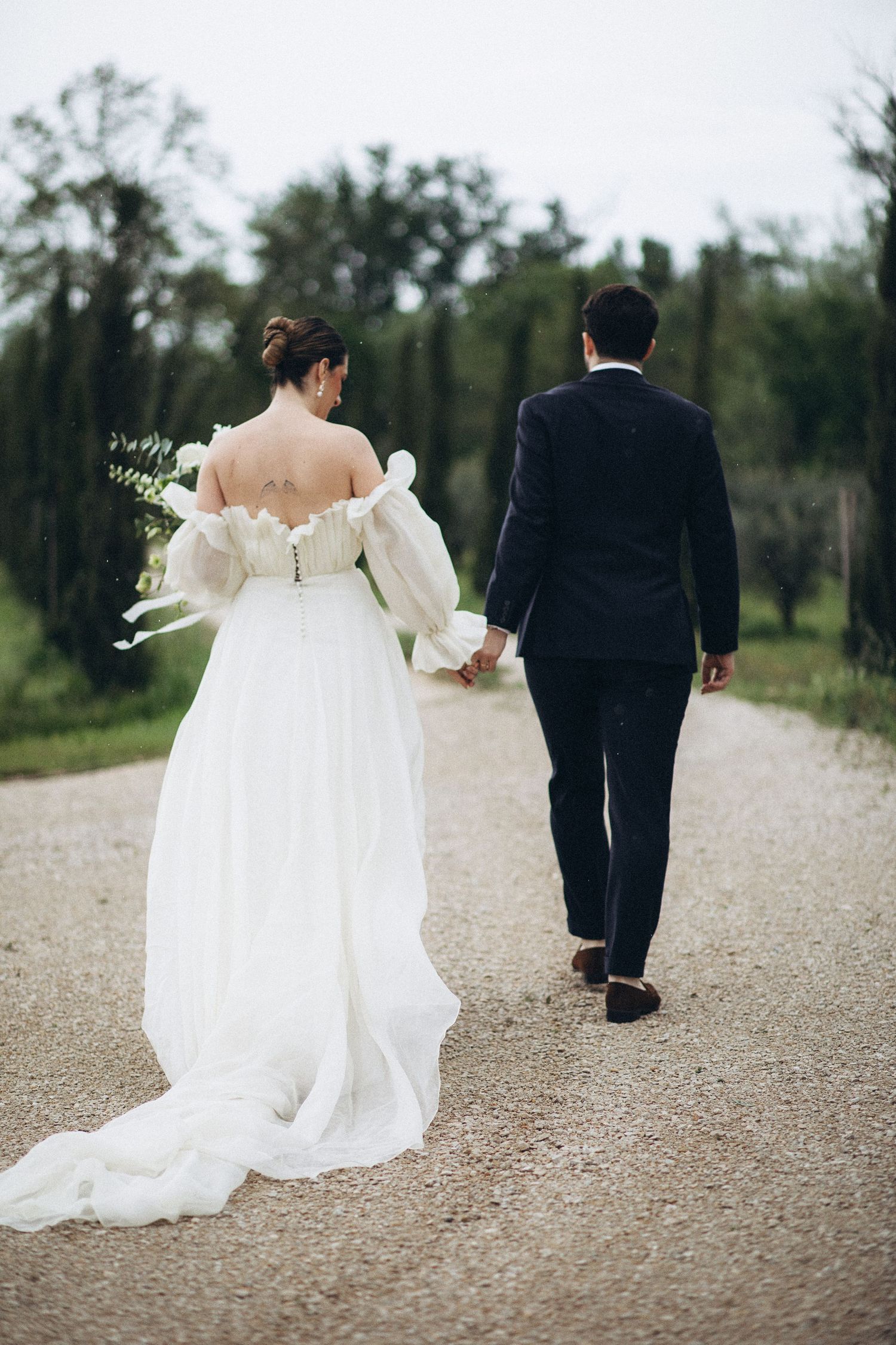 Photographie Mariage en Provence au Domaine Terres Elaïs Robion Séance photo couple allée de Cyprès  vaucluse Manosque, Forcalquier, Mane,
