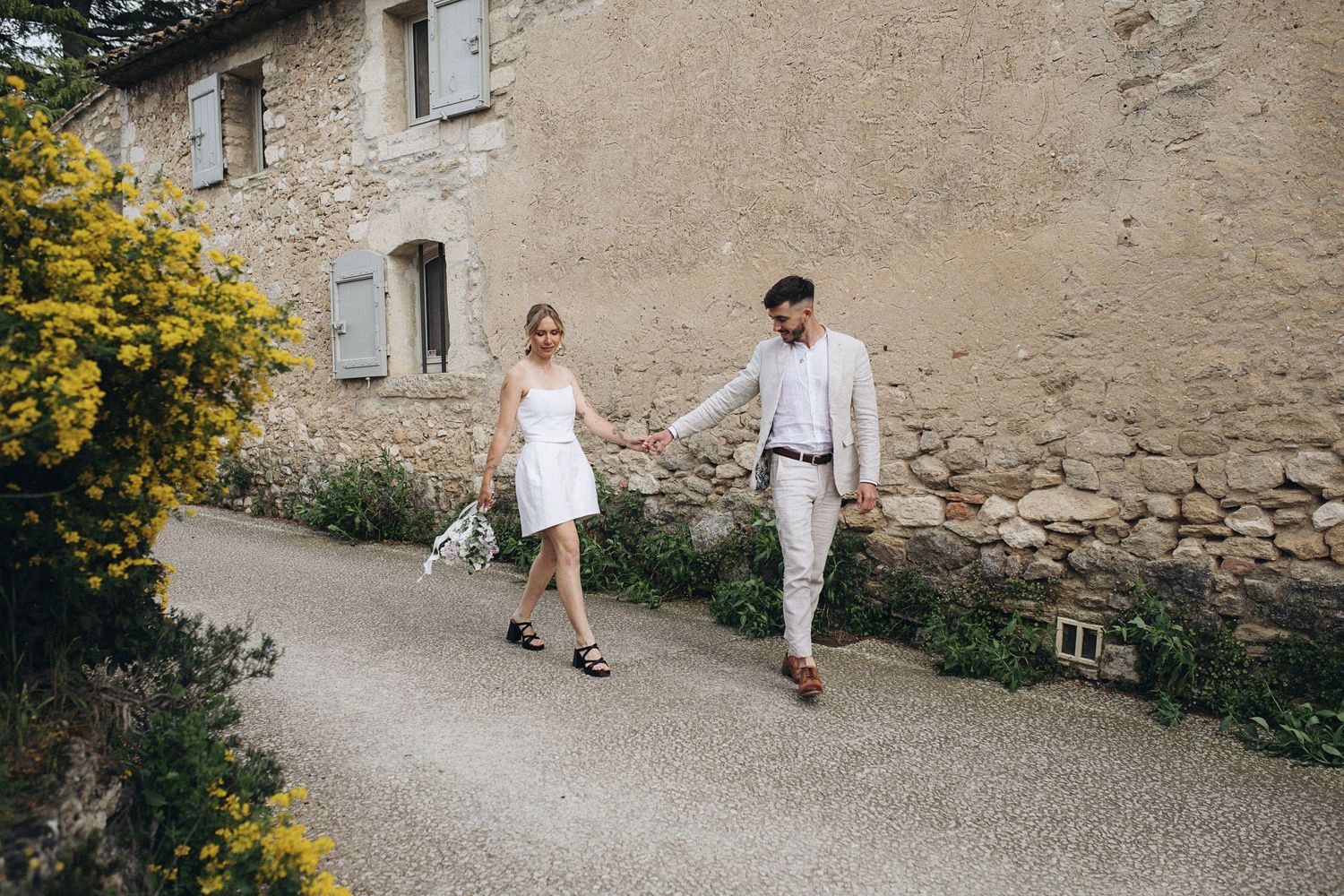 Photographie Mariage Vaucluse Oppède le Vieux dans le Vaucluse. Séance photo couple allure provençale