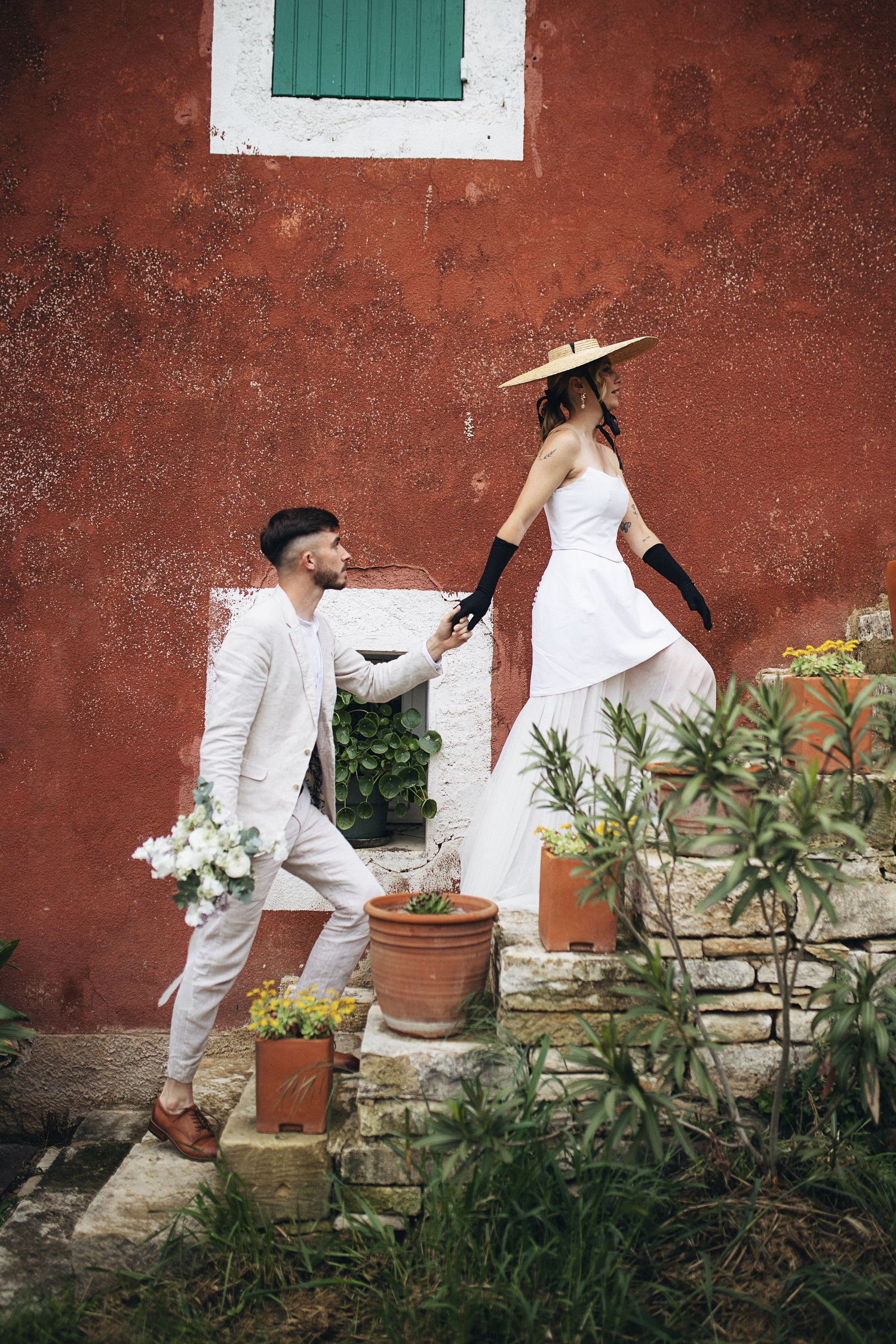Photographie Mariage Vaucluse Oppède le Vieux dans le Vaucluse. Couple remontant les marches d'un escalier.