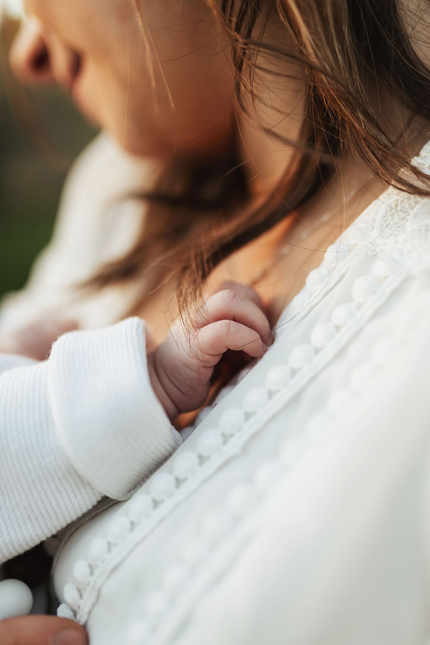 Séance photo maternité allaitement en Provence Manosque, Oraison, Forcalquier, Sisteron, Château Arnoux. Mère tenant son bébé contre elle.