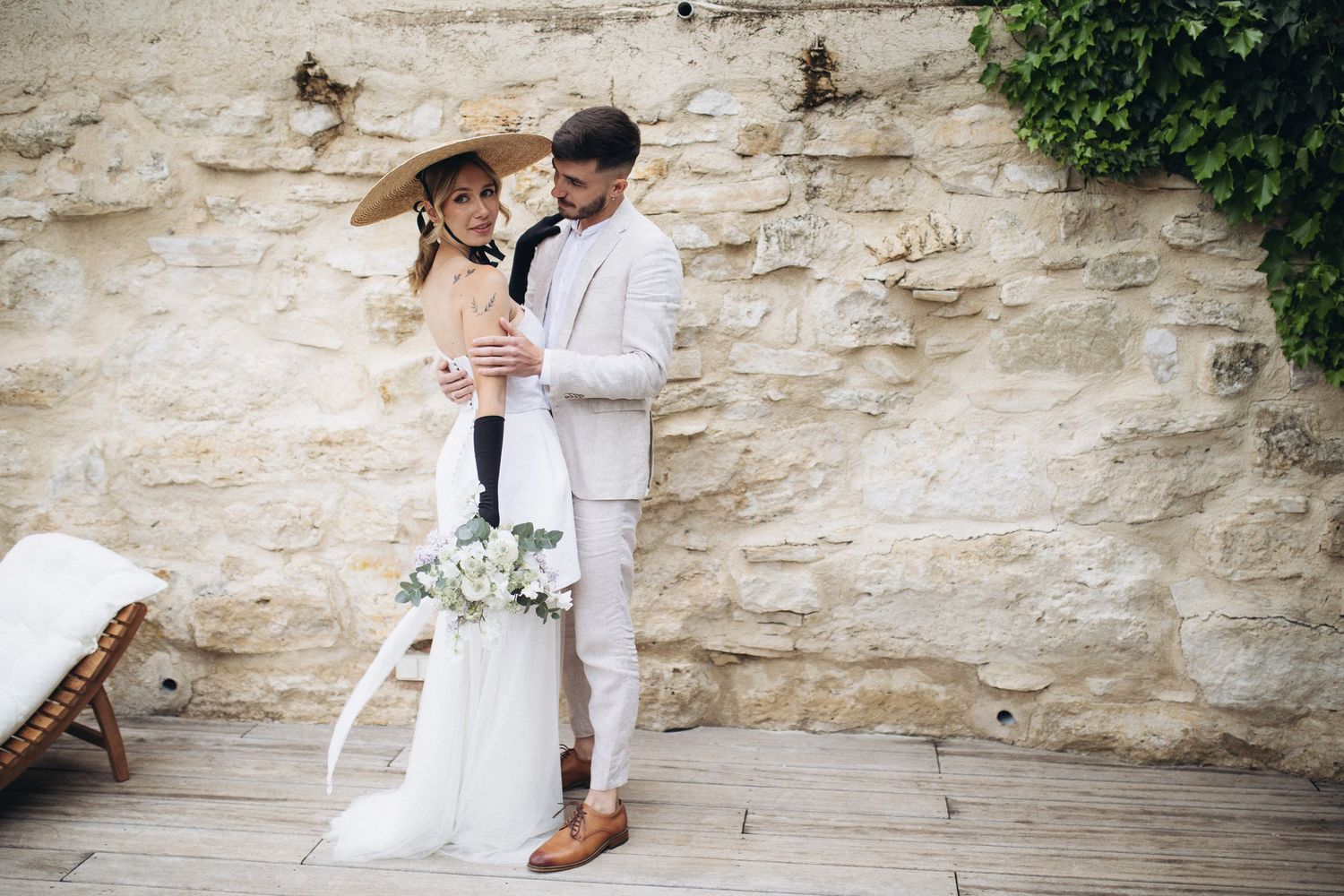 Photographie Mariage Vaucluse Oppède le Vieux dans le Vaucluse. Séance couple devant une piscine. Esprit provençale.