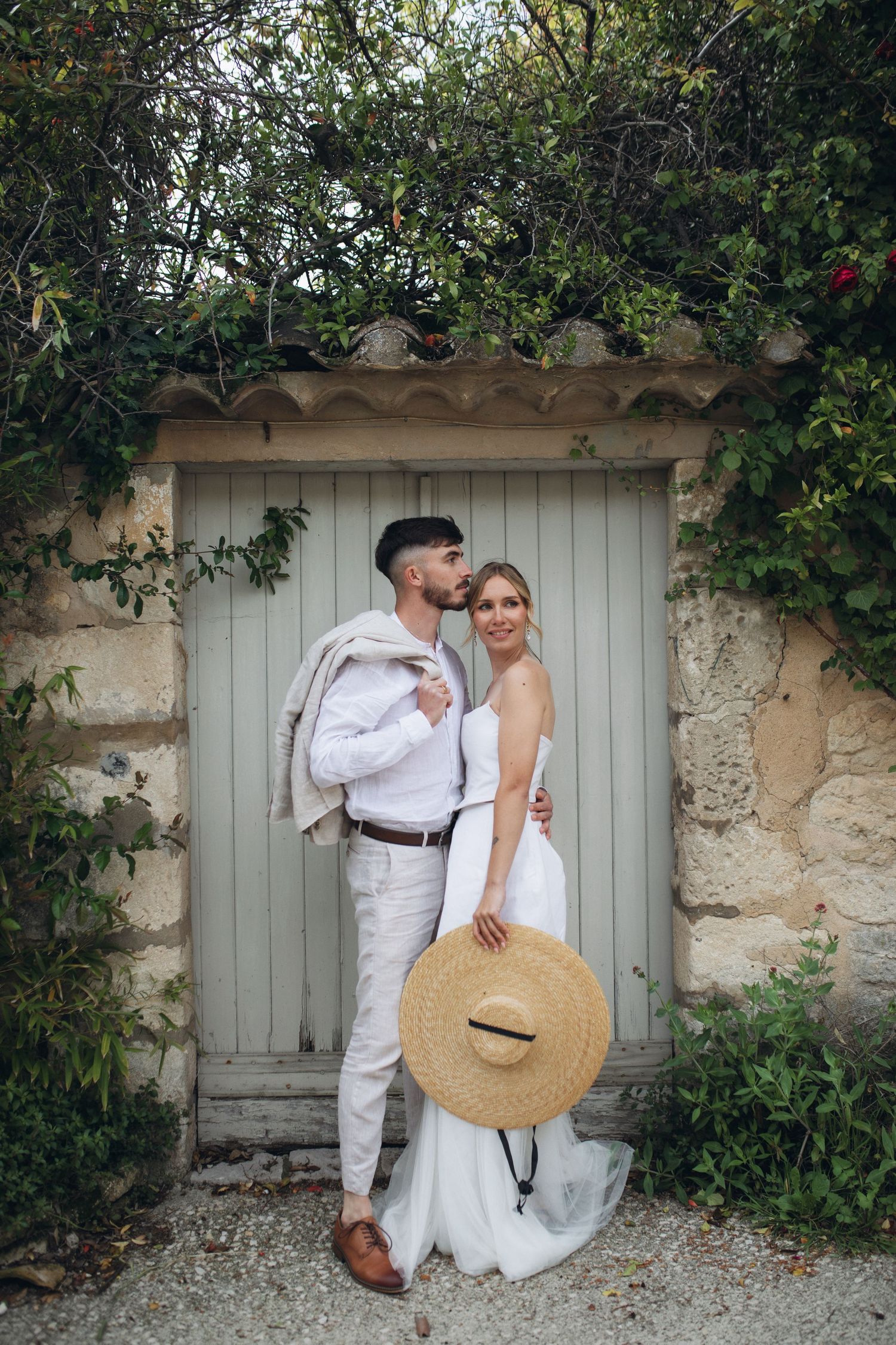Photographie Mariage Vaucluse Oppède le Vieux dans le Vaucluse. Séance photo couple allure provençale