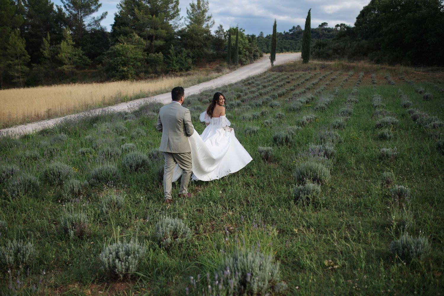 Photographie Mariage, couple marchant dans un champs. Domaine de Noé, Vinon sur Verdon