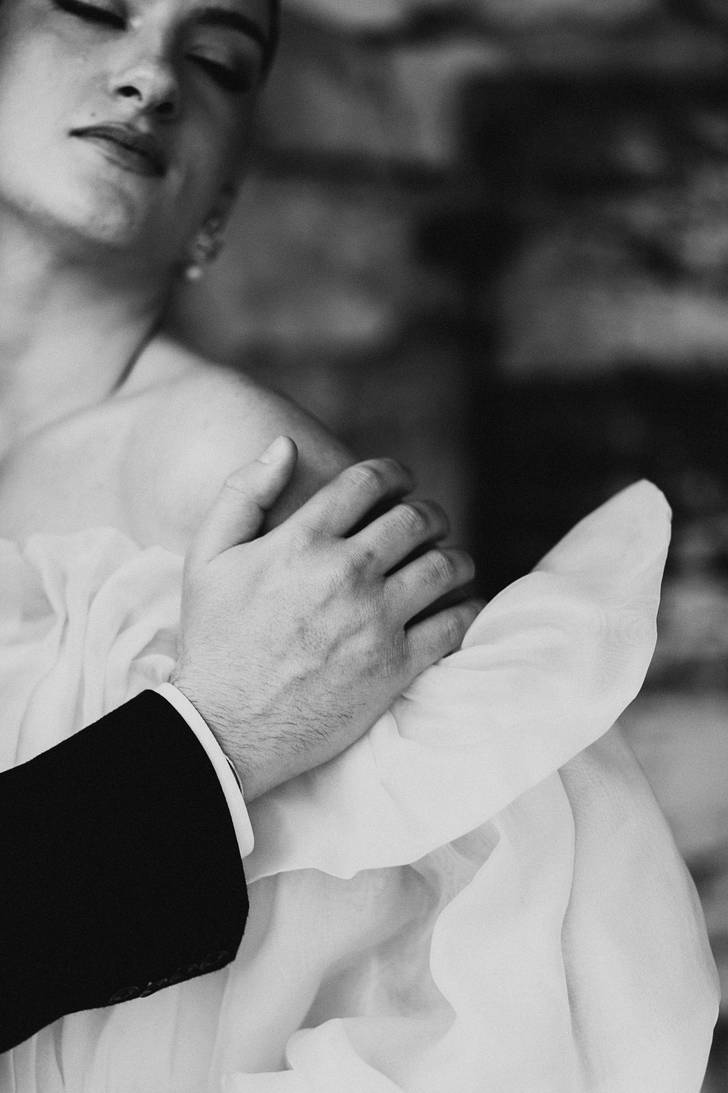 Photographie Mariage en Provence au Domaine Terres Elaïs à Robion Séance photo couple noir et blanc vaucluse Manosque, Forcalquier, Mane,