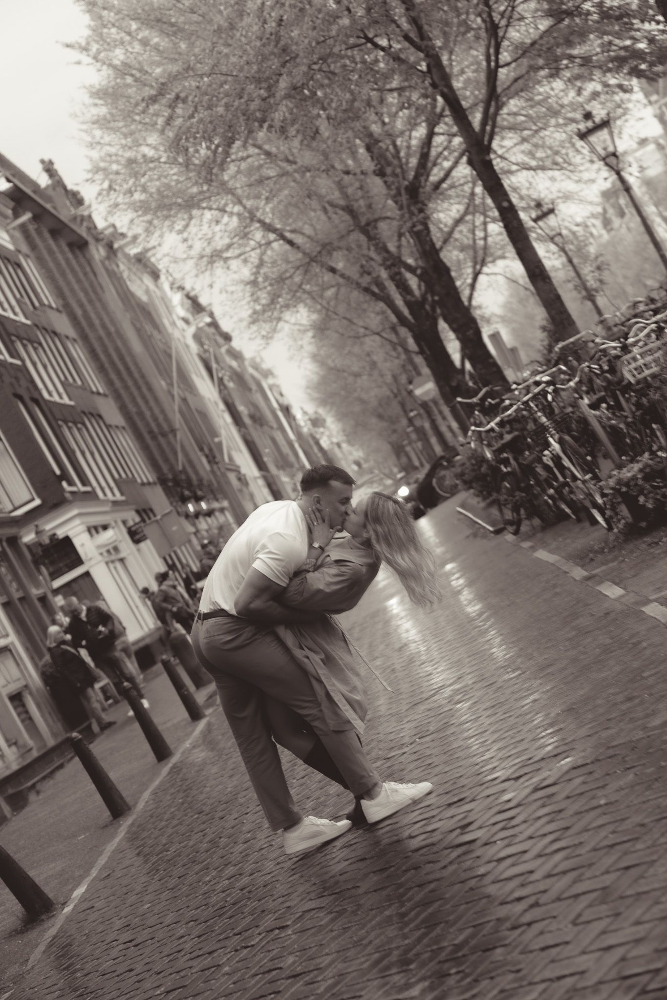 Black and white photo of romantic dance dip on Amsterdam street.