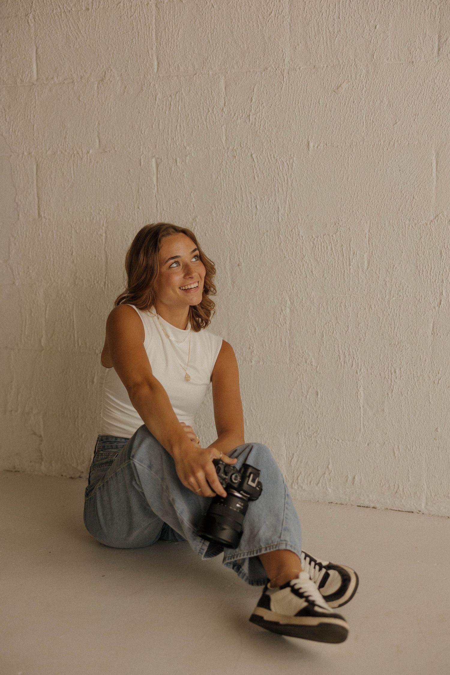 photographer pose for girl