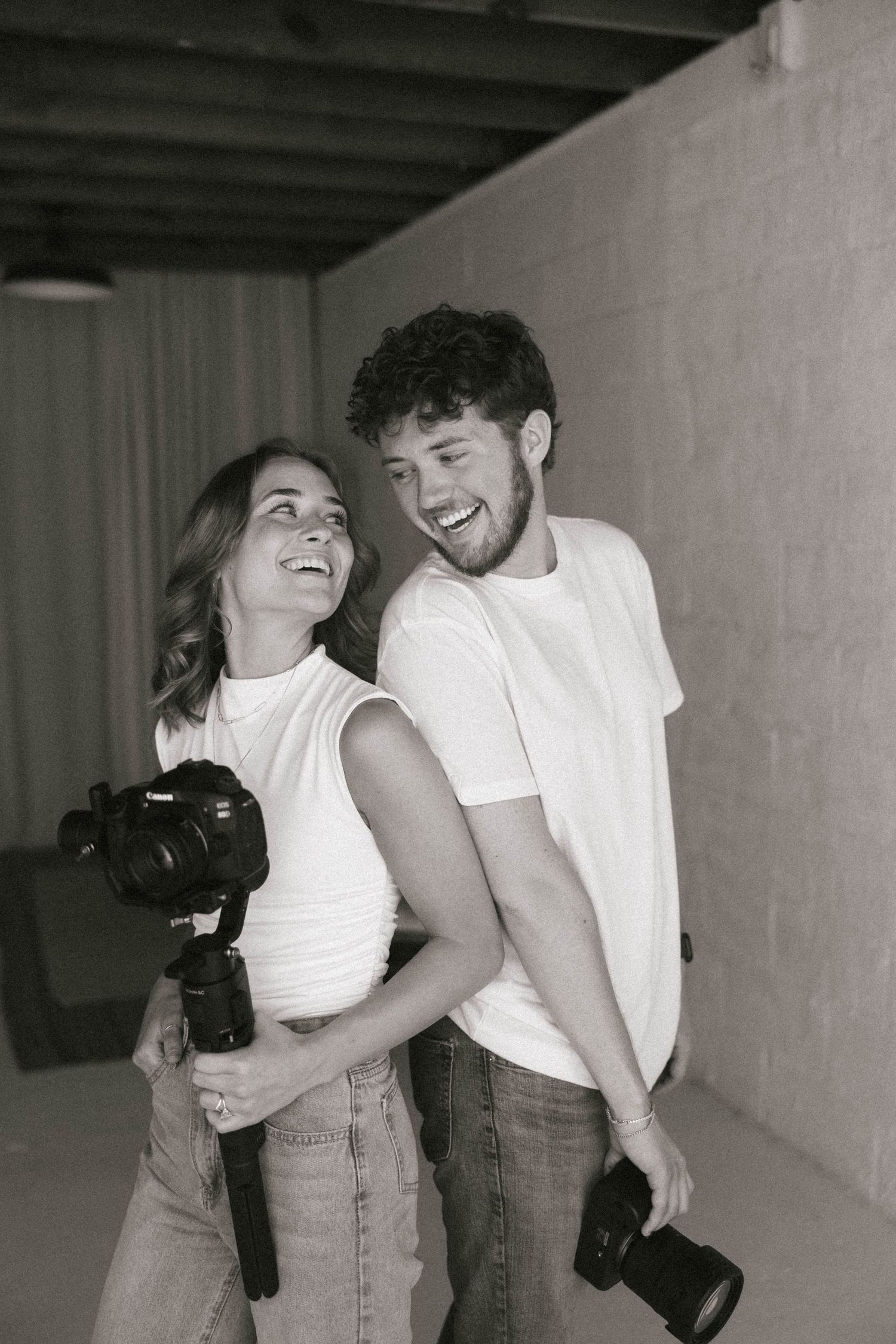 photographer pose for couple