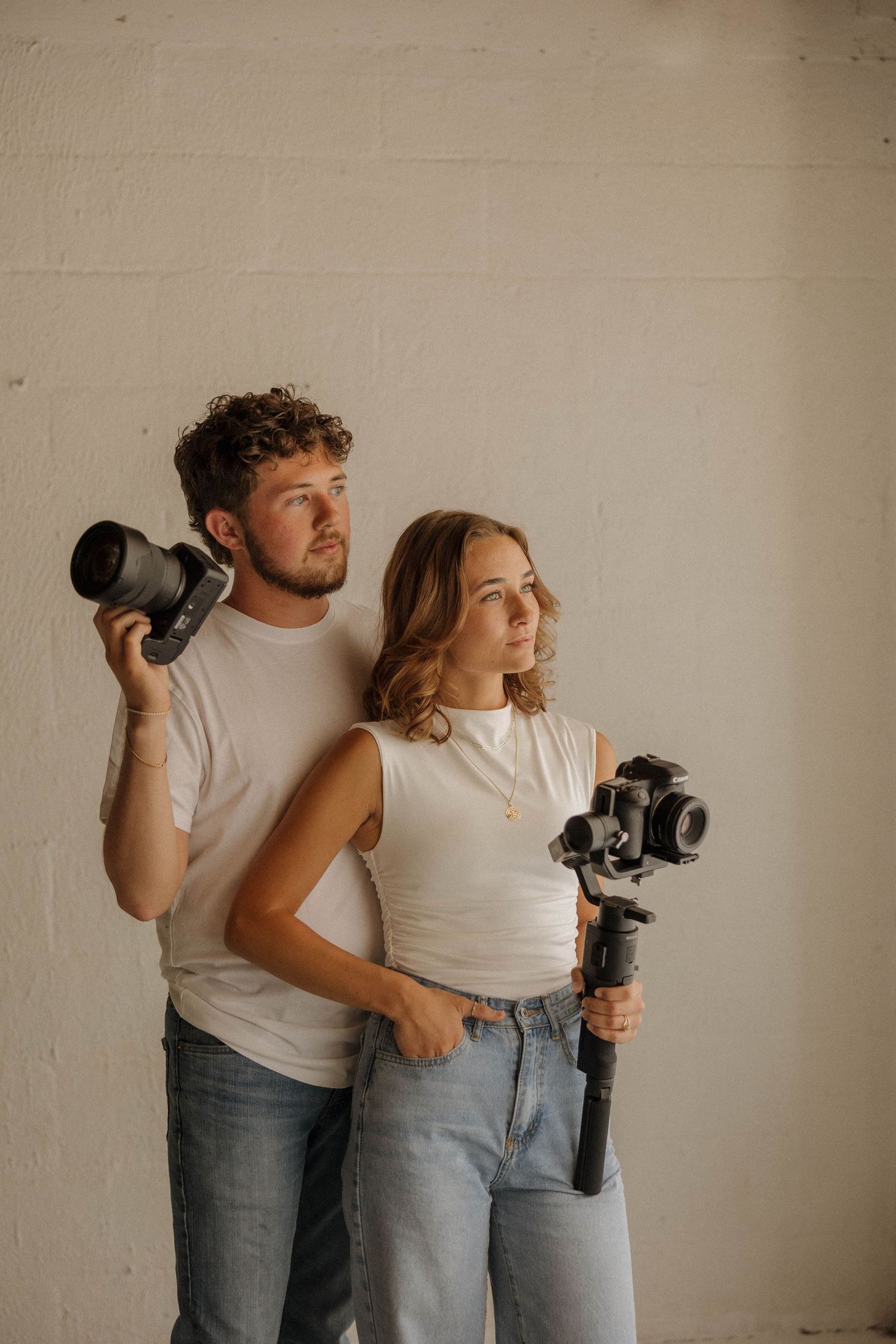 photographer pose for couple