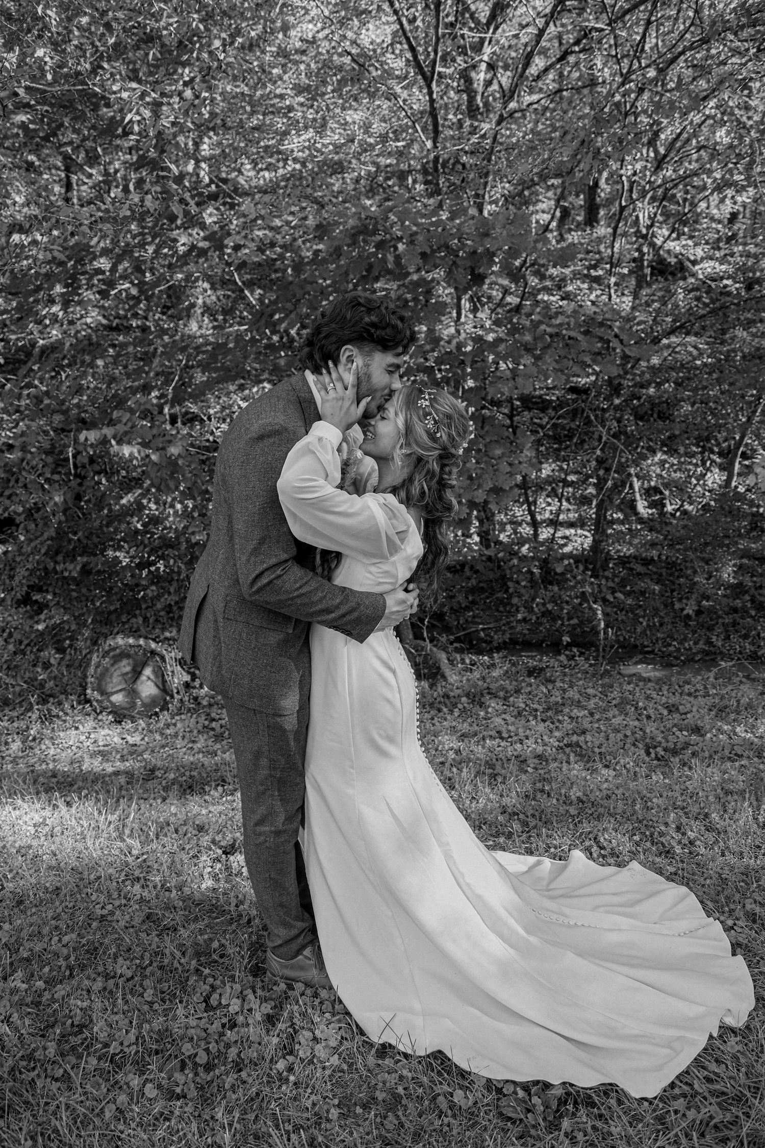wedding couple kissing