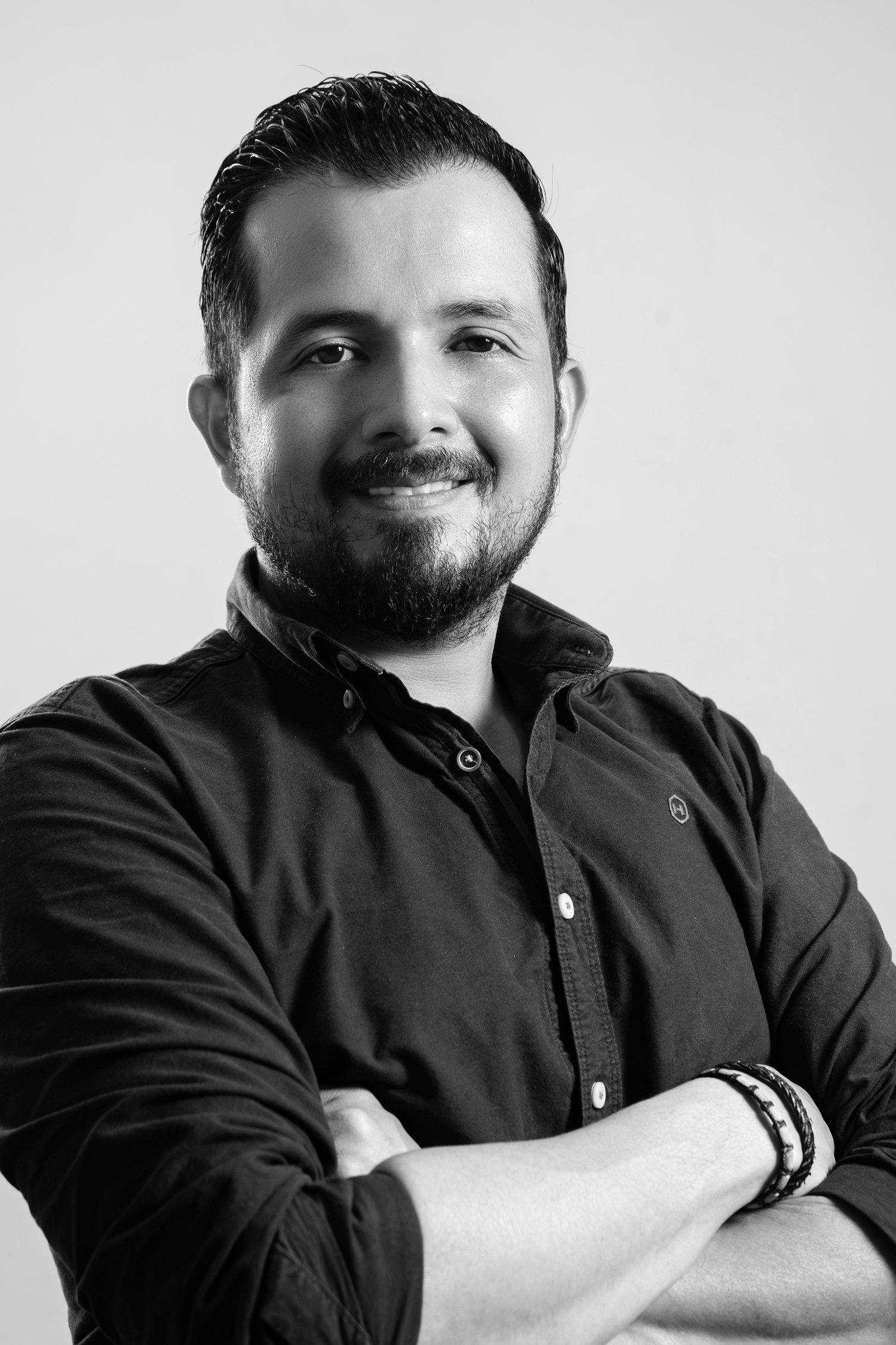 Sesión de retrato profesional en El Salvador realizada en estudio con técnicas y dirección personalizada por Magma Solutions.