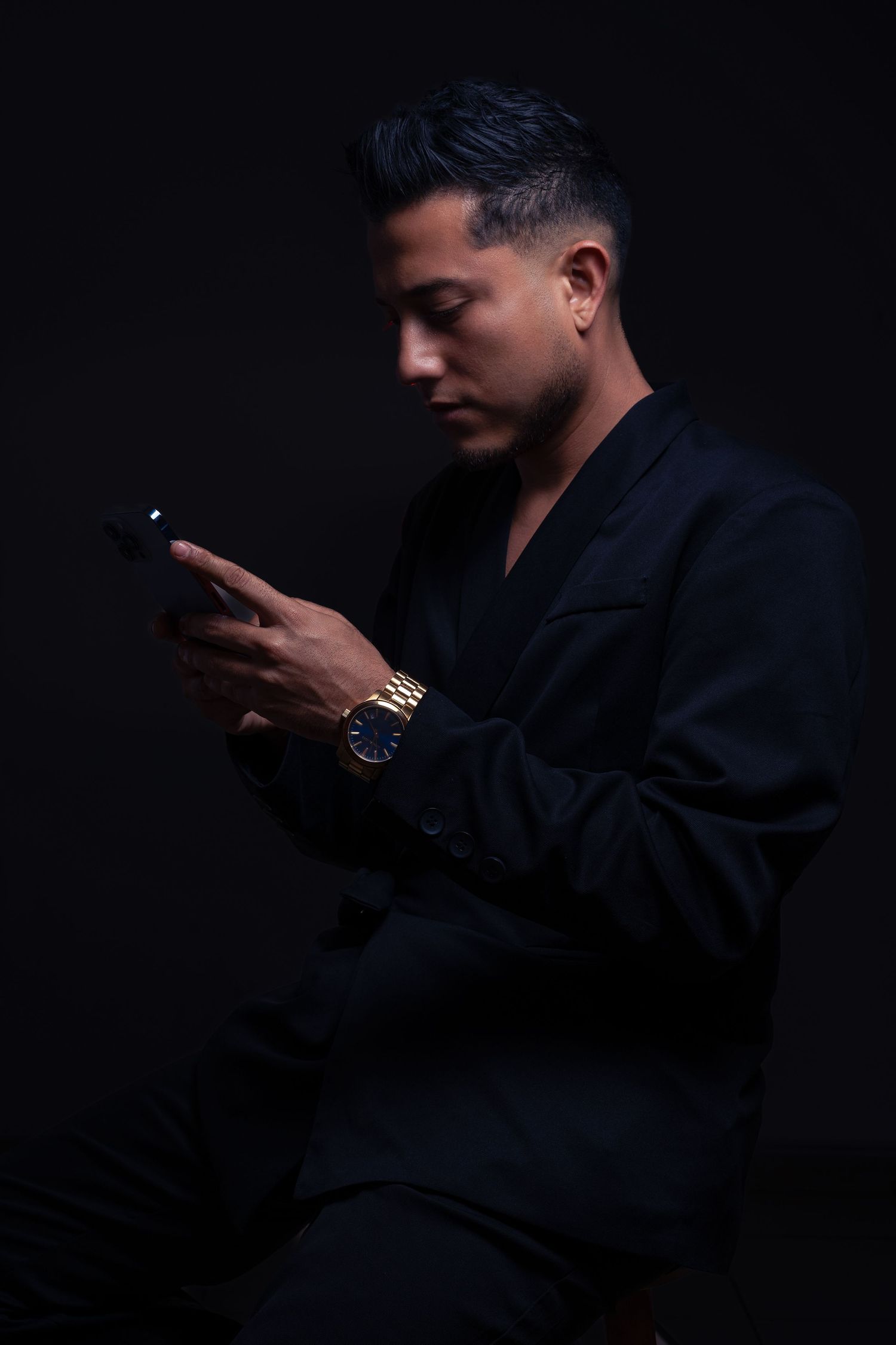 Sesión de retrato profesional en El Salvador realizada en estudio con técnicas y dirección personalizada por Magma Solutions.