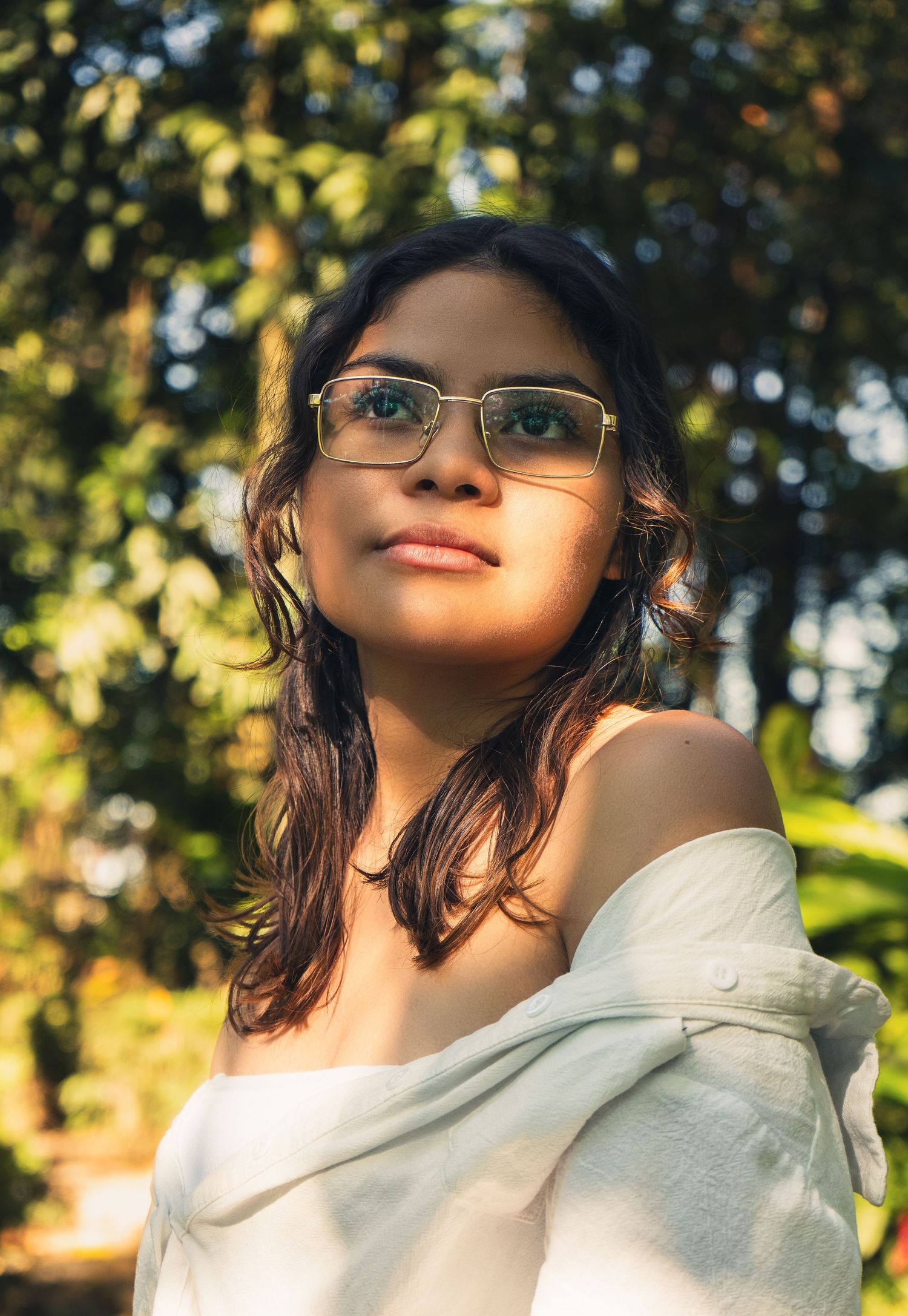 Sesión de retrato profesional en El Salvador realizada en exterior con técnicas y dirección personalizada por Magma Solutions.