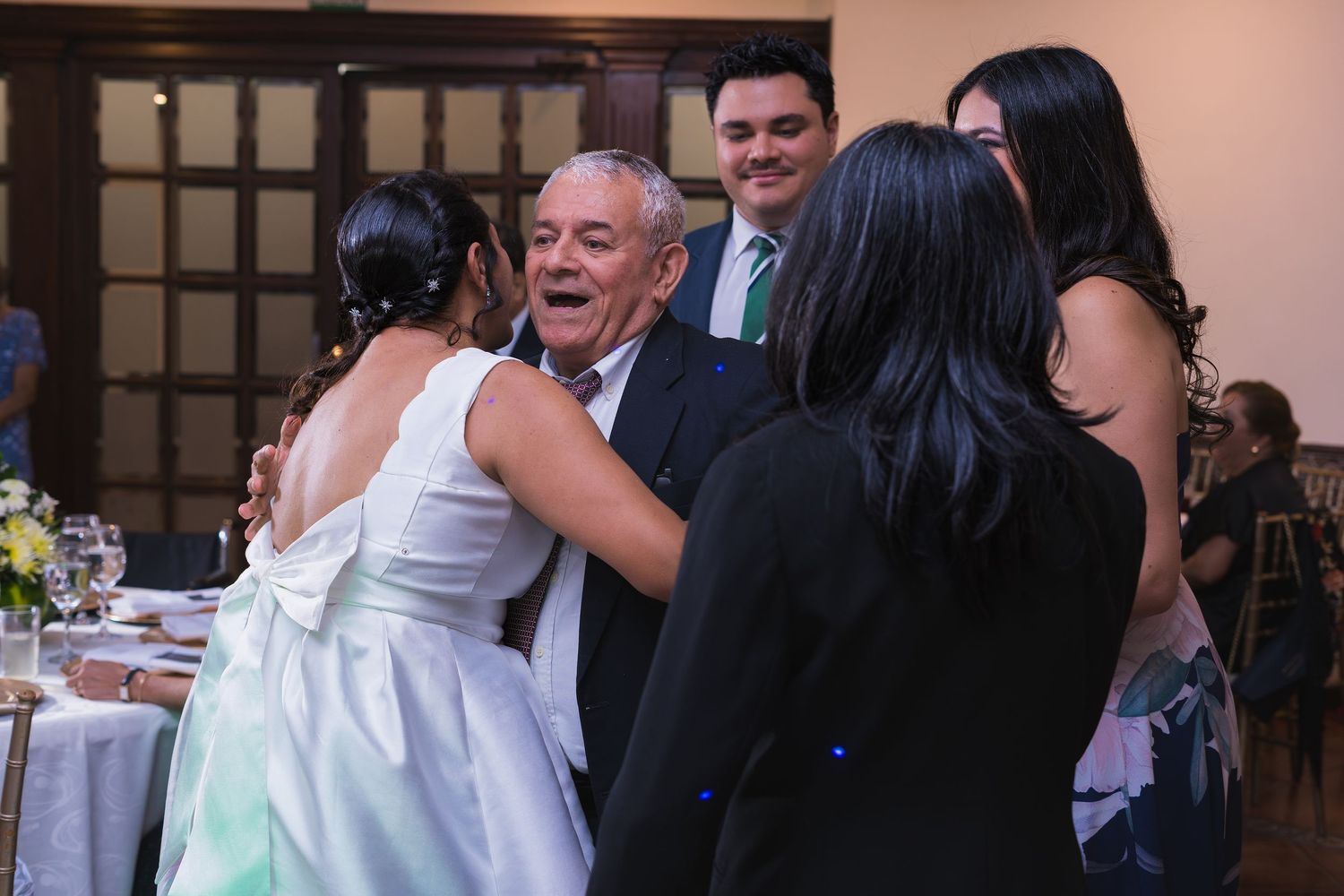 Fotografía de boda en El Salvador capturando momentos auténticos y emotivos con estilo elegante y documental.